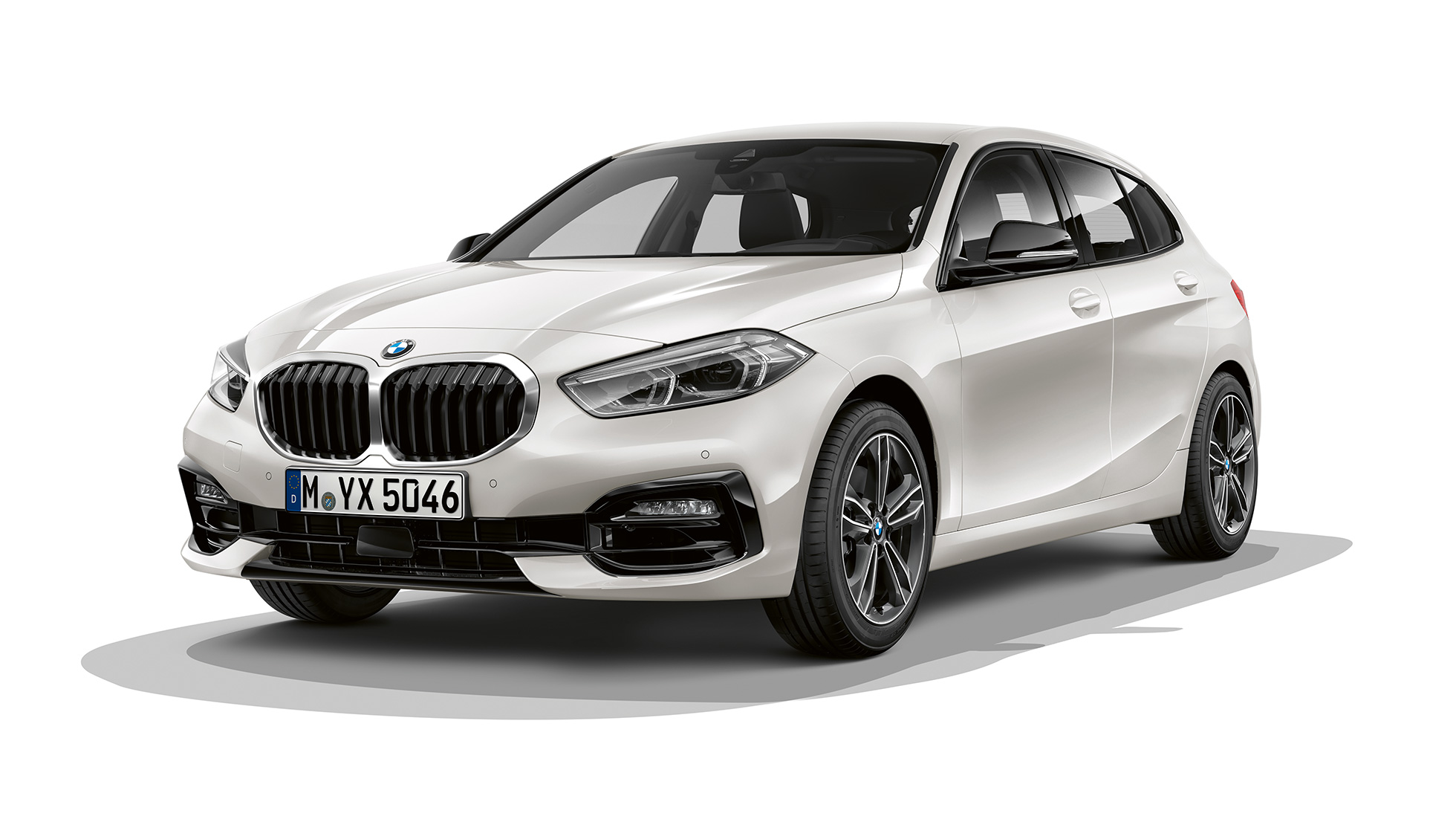 BMW radu 1 Model Sport Line, trojštvrťový predný pohľad. BMW radu 1 Model Sport Line v metalickej farbe Mineral White, štúdiová snímka, trojštvrťový predný pohľad.