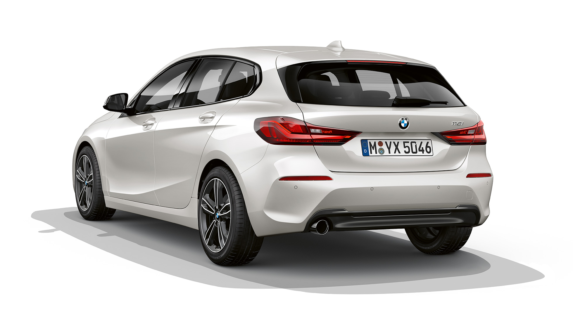 BMW radu 1 Model Sport Line, trojštvrťový zadný pohľad. BMW radu 1 Model Sport Line v metalickej farbe Mineral White, štúdiová snímka, trojštvrťový zadný pohľad.