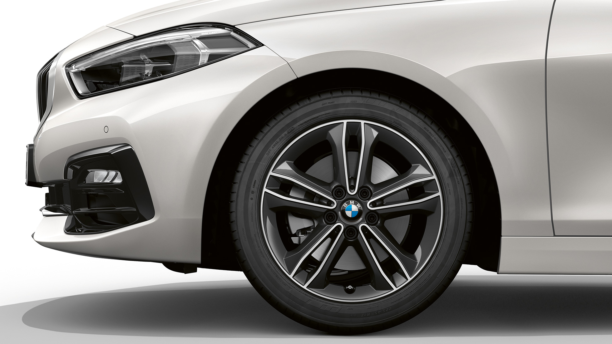 17“ disk kolesa z ľahkej zliatiny Double-spoke 549. BMW radu 1 Model Sport Line v metalickej farbe Mineral White, bočný pohľad spredu so 17'' diskom kolesa z ľahkej zliatiny Double-spoke 549.