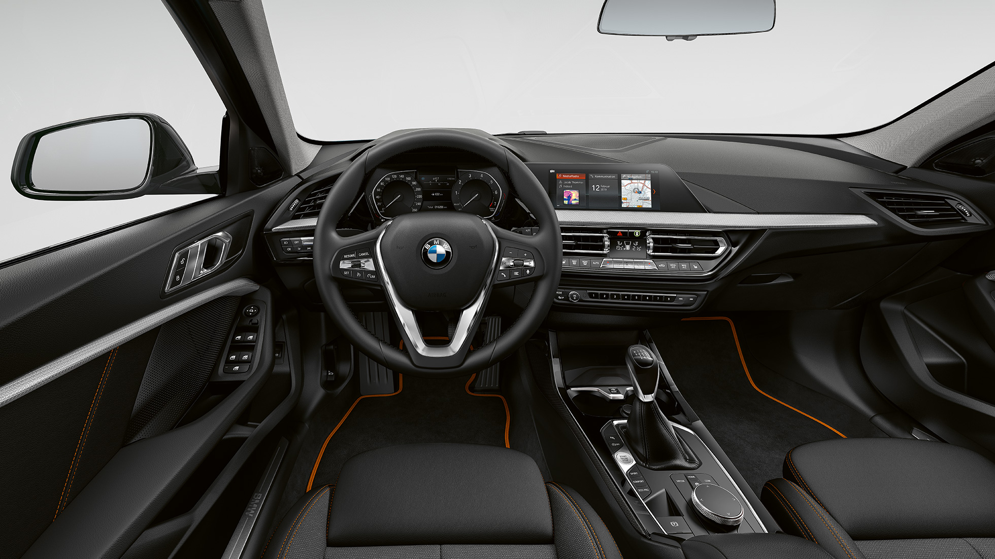 Športový kožený volant. BMW radu 1 Model Sport Line, kokpit so športovým koženým volantom.