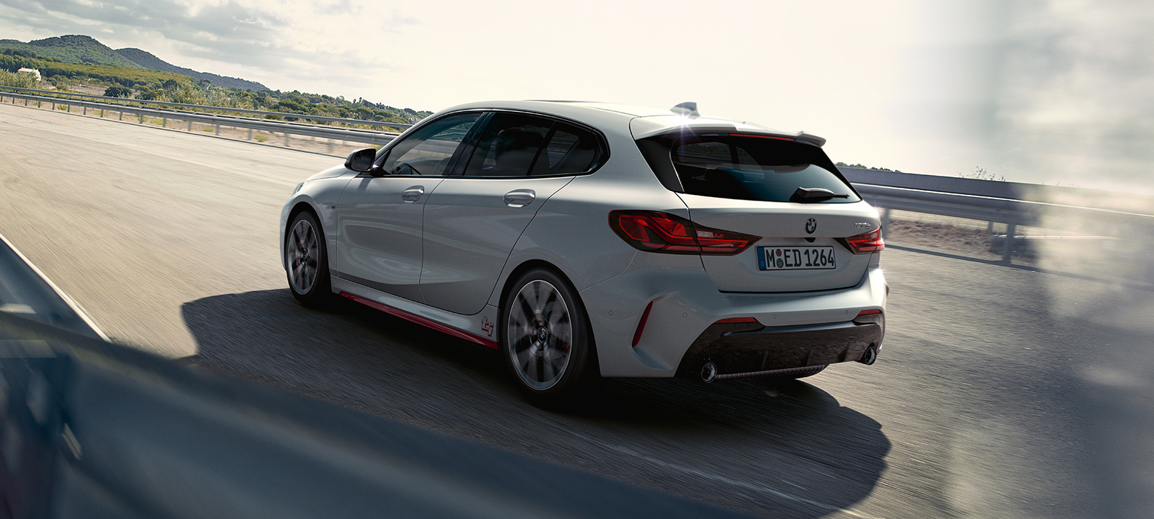 BMW 128ti zadobočný pohľad BMW 128ti F40 zadobočný jazdný pohľad