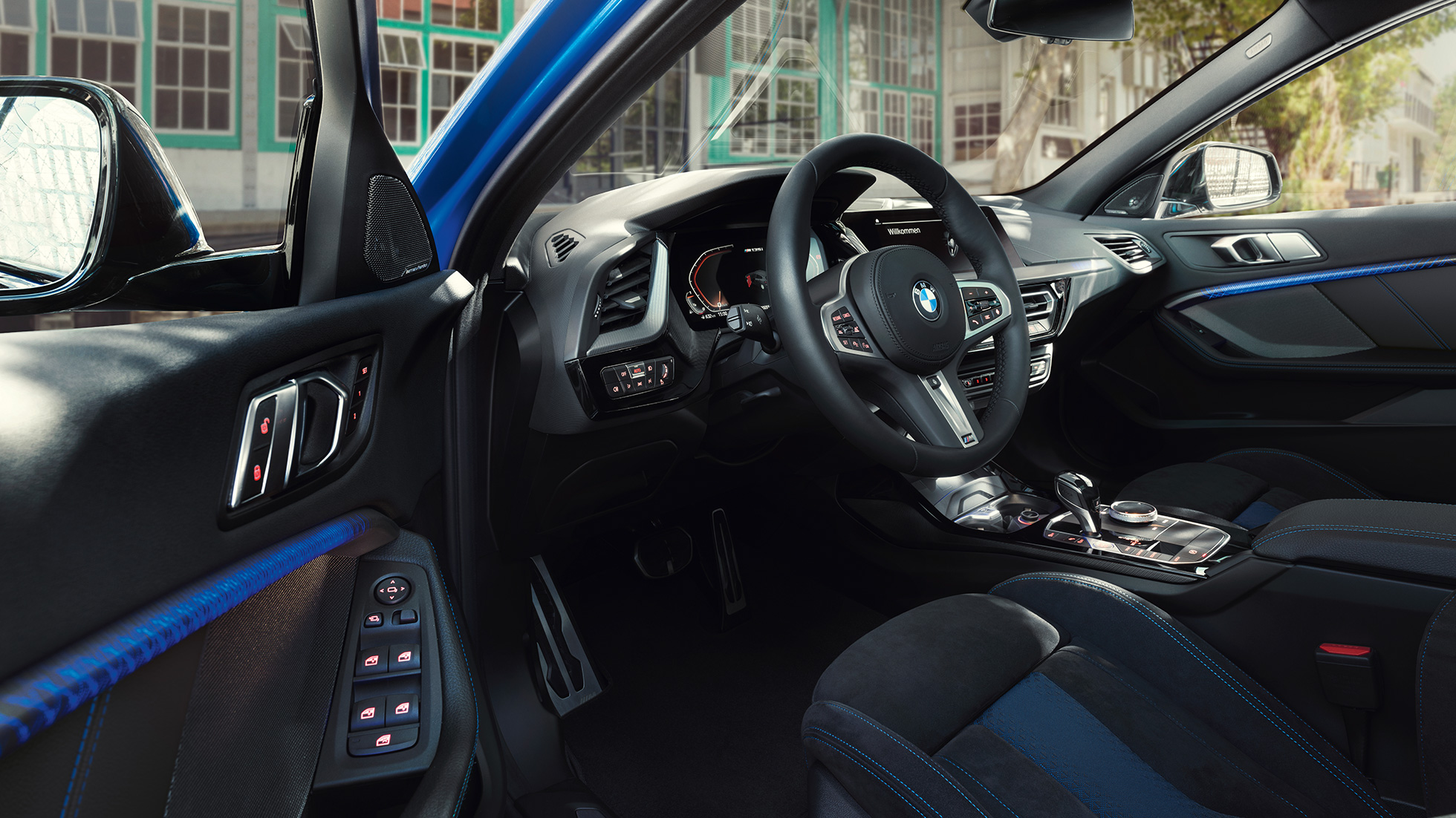 BMW radu 1, kokpit. Kokpit BMW radu 1 s M koženým volantom s otvorenými dverami vodiča.