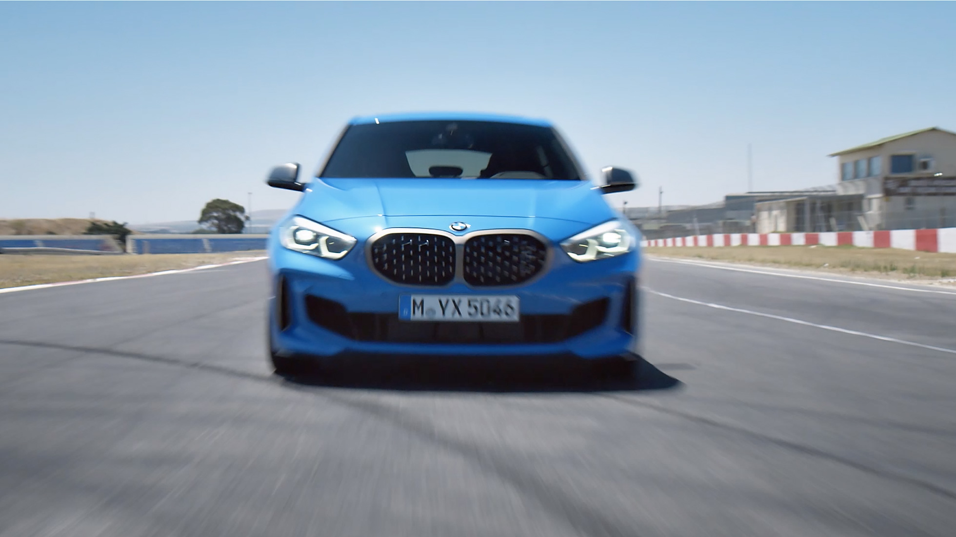 BMW radu 1, film počas jazdy. BMW radu 1, film s dynamickými jazdnými scénami.