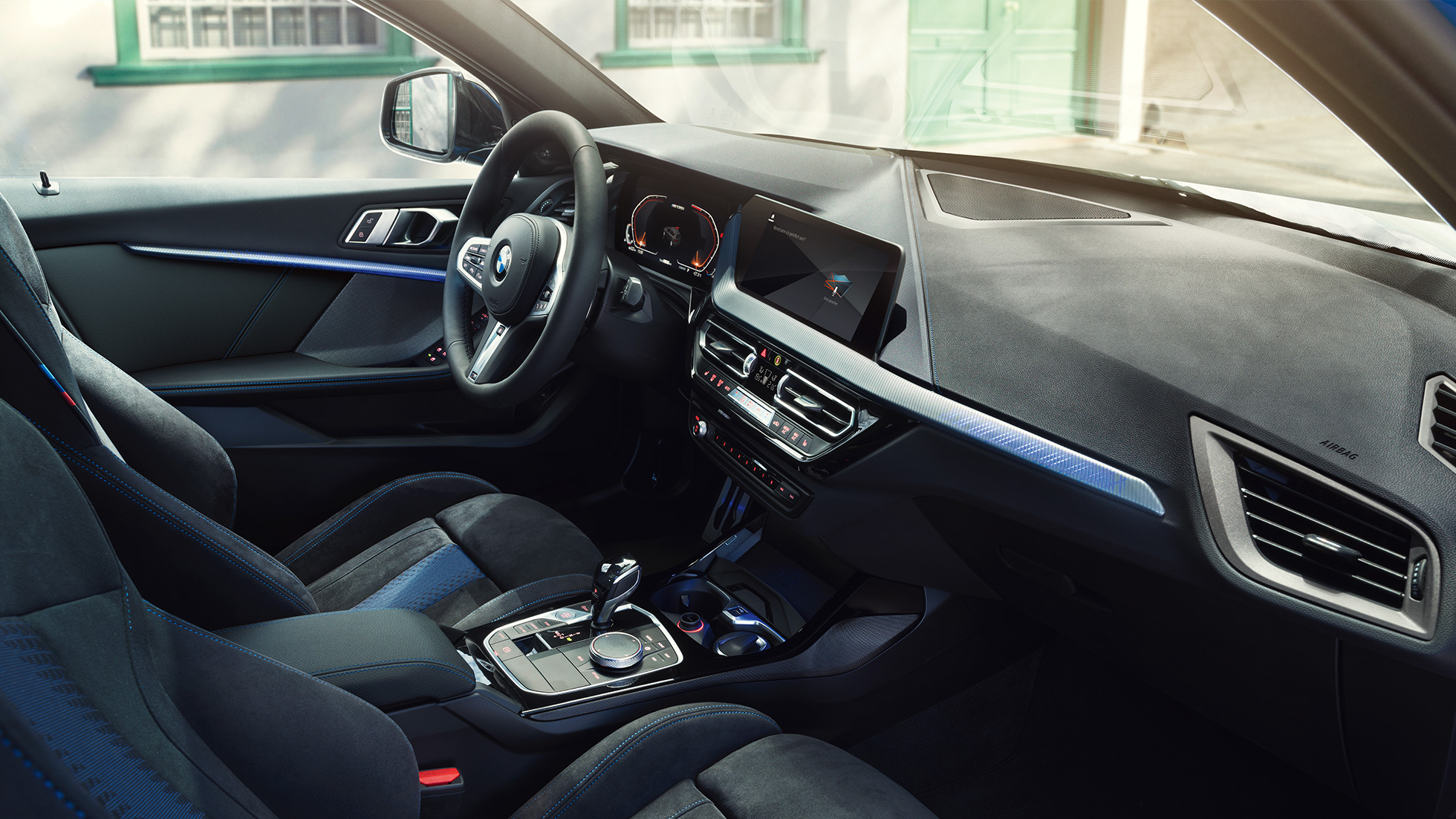 Športový interiér BMW radu 1. Kokpit BMW radu 1 s M Sport sedadlami, M koženým volantom a podsvietenými interiérovými lištami.