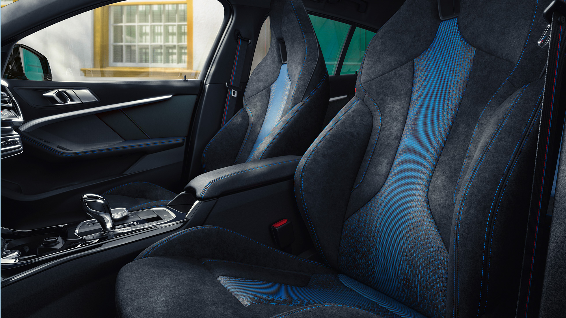 M Sport sedadlá. Ergonomicky tvarované M Sport sedadlá v BMW radu 1 s kontrastným prešívaním a integrovanou opierkou hlavy.