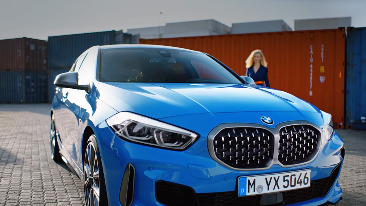 BMW Intelligent Personal Assistant. BMW radu 1 s hlasovým ovládaním funkcie BMW Intelligent Personal Assistant.