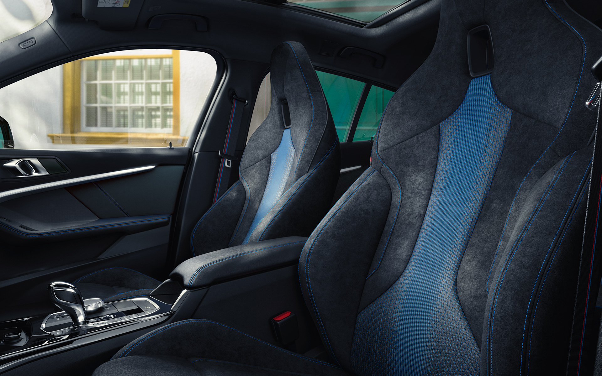 BMW radu 1 F40 M Sport sedadlá Ergonomicky tvarované M Sport sedadlá v BMW radu 1 (F40) s kontrastným prešívaním a integrovanou opierkou hlavy