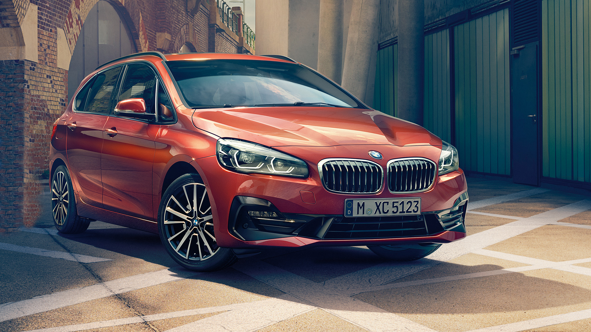 Exteriér BMW radu 2 Active Tourer BMW radu 2 Active Tourer F45 2018 metalíza Sunset Orange predobočný pohľad parkovanie
