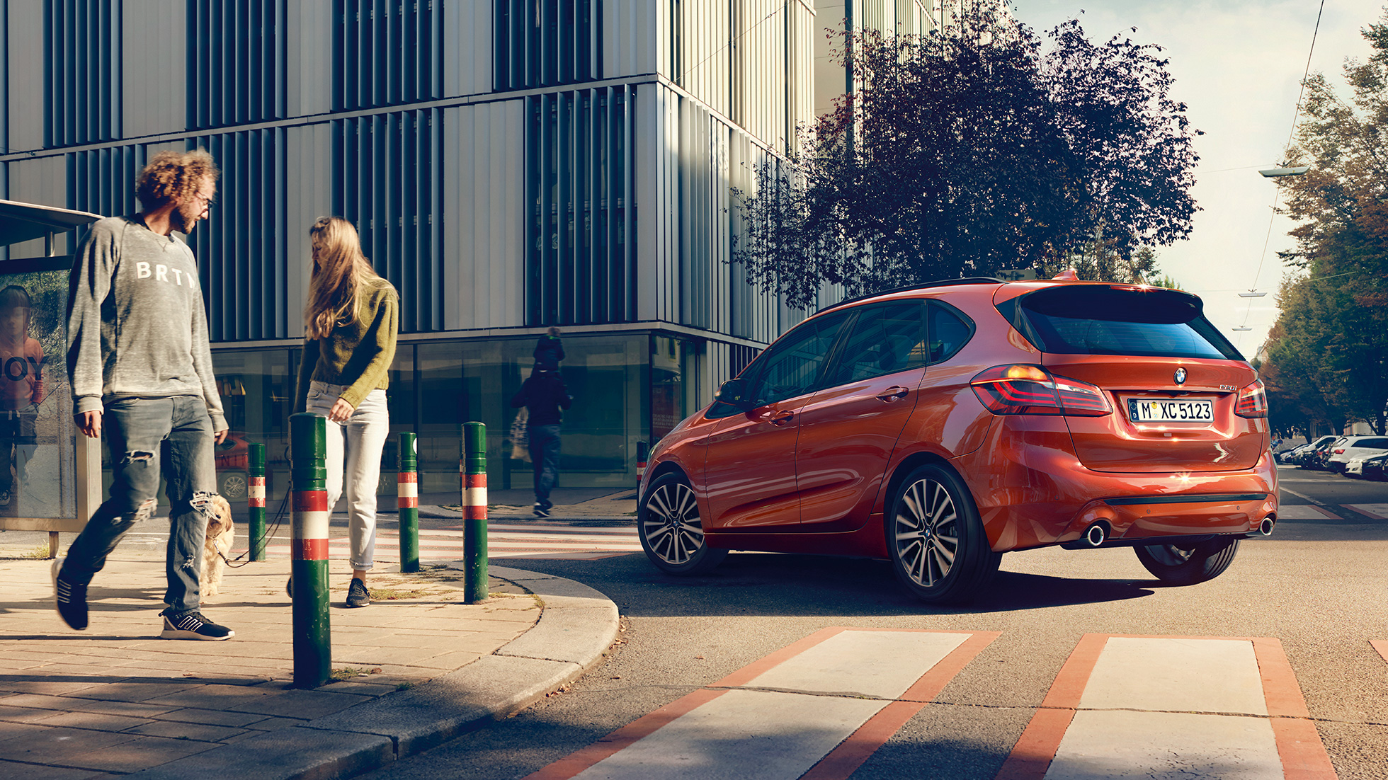 Jazdná dynamika BMW radu 2 Active Tourer Jazdná dynamika BMW radu 2 Active Tourer 220i F45 metalíza Sunset Orange zadobočný pohľad