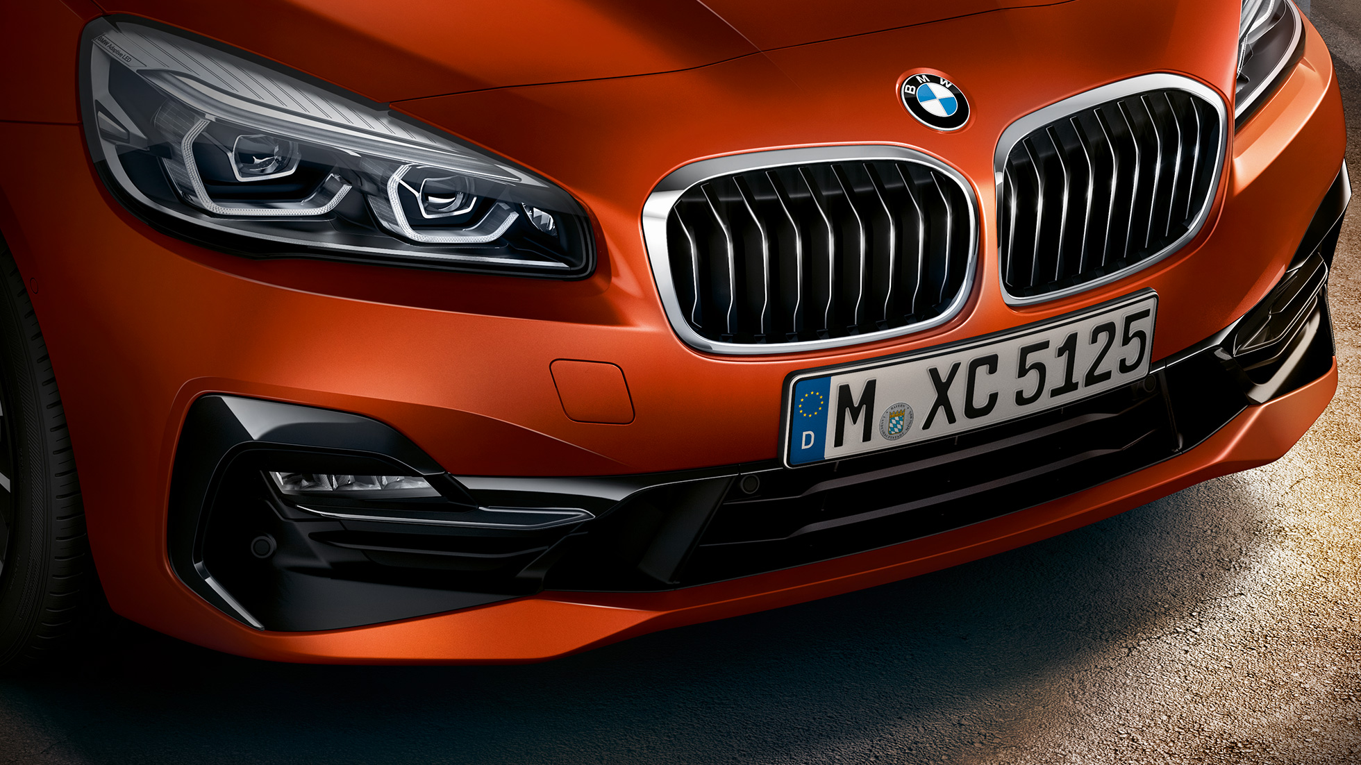 Obličky BMW radu 2 Active Tourer Obličky BMW radu 2 Active Tourer F45 metalíza Sunset Orange detailný predný pohľad
