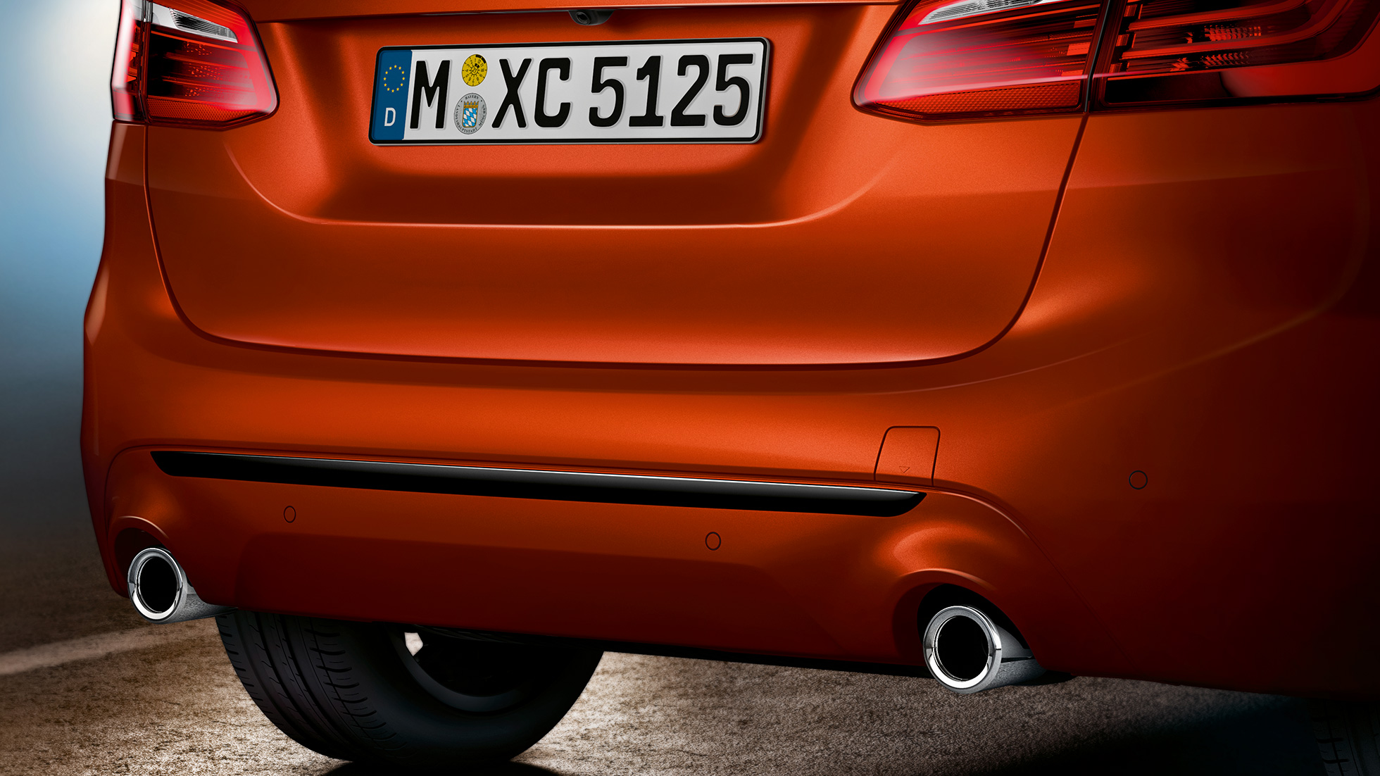 Zadná časť BMW radu 2 Active Tourer Zadná časť BMW radu 2 Active Tourer 220i F45 metalíza Sunset Orange detailný zadný pohľad
