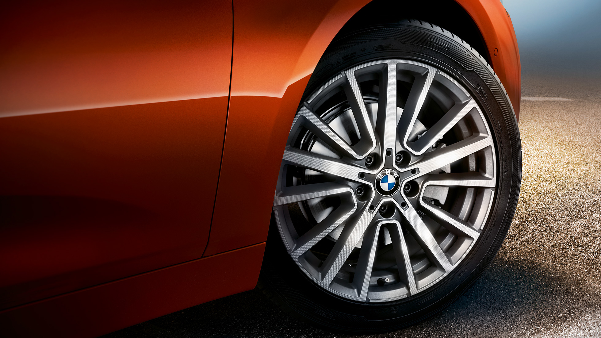 Disk z ľahkej zliatiny BMW radu 2 Active Tourer Disk z ľahkej zliatiny BMW radu 2 Active Tourer F45 metalíza Sunset Orange detailný pohľad koleso