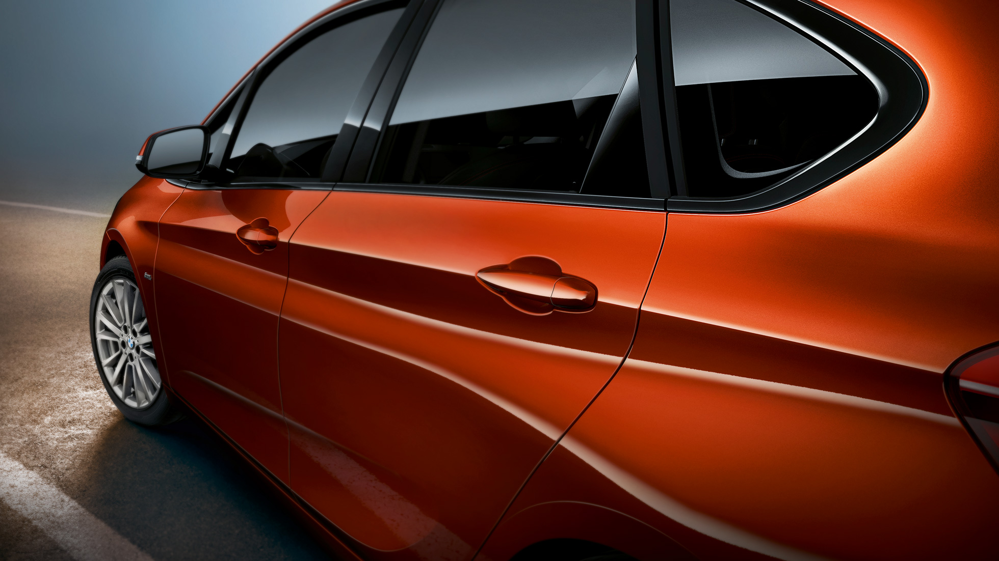 Detailný bočný pohľad BMW radu 2 Active Tourer BMW radu 2 Active Tourer F45 metalíza Sunset Orange detailný bočný pohľad