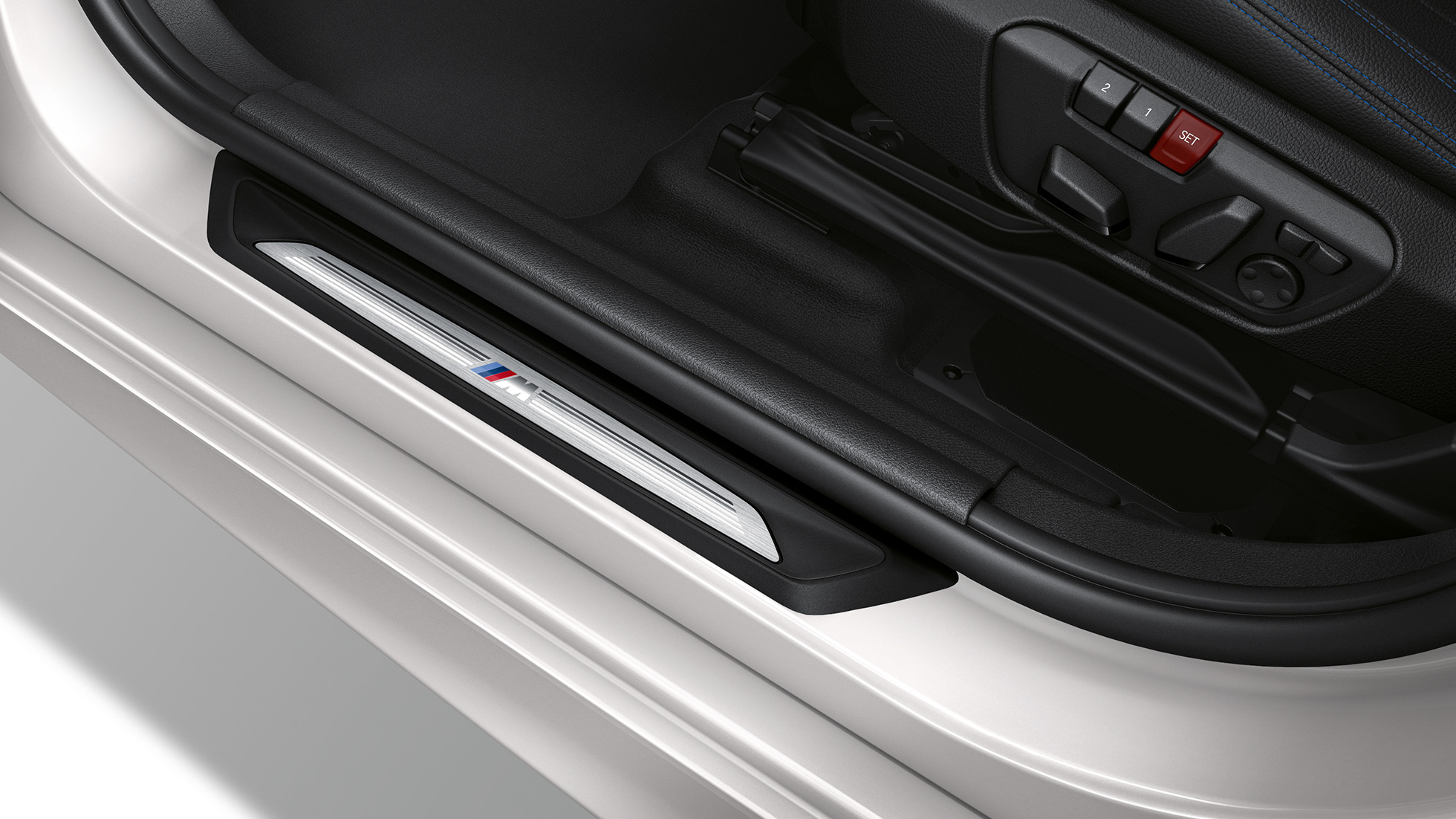 Prahové lišty BMW radu 2 Active Tourer Model M Sport Prahové lišty BMW radu 2 Active Tourer 220d xDrive Model M Sport F45 metalíza Mineral White exteriér