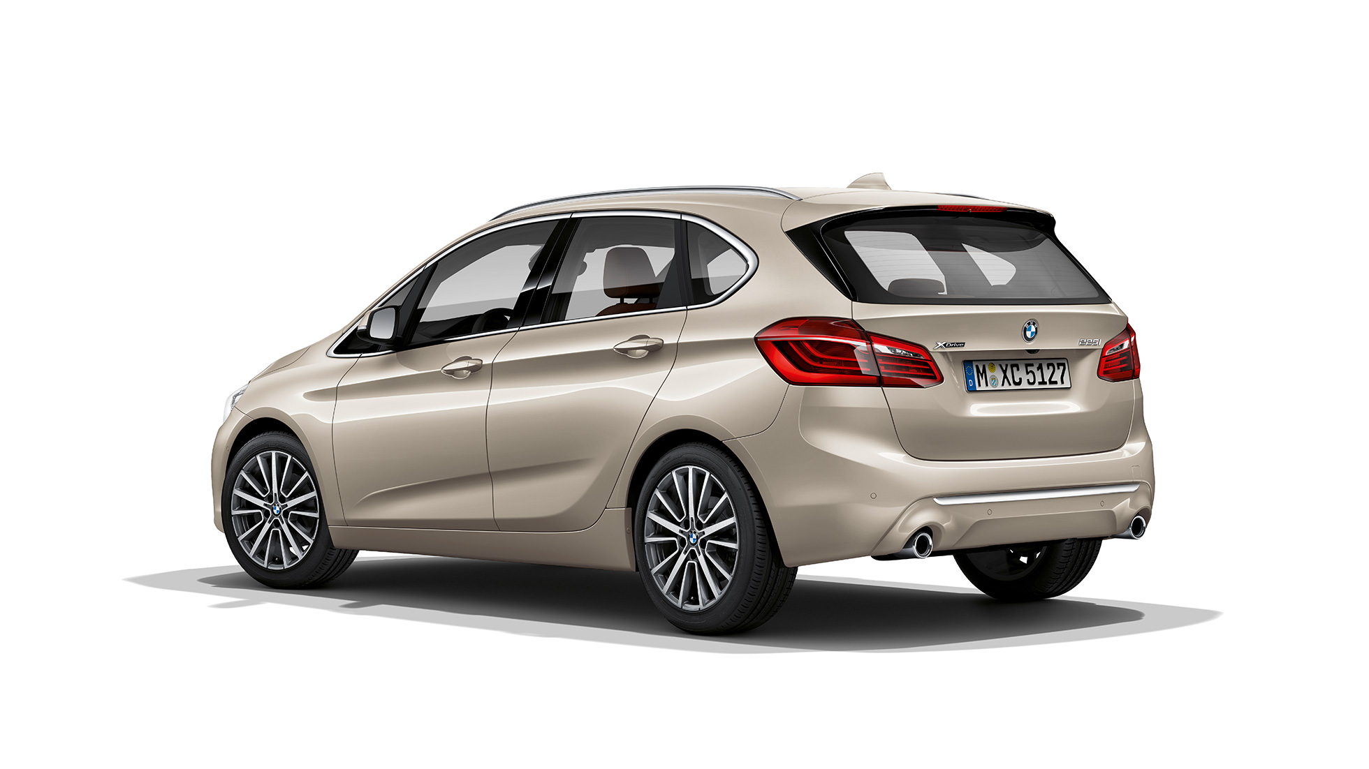 BMW radu 2 Active Tourer Model Luxury Line zadobočný pohľad BMW radu 2 Active Tourer Model Luxury Line 225i xDrive F45 2018 Cashmere Silver zadobočný pohľad