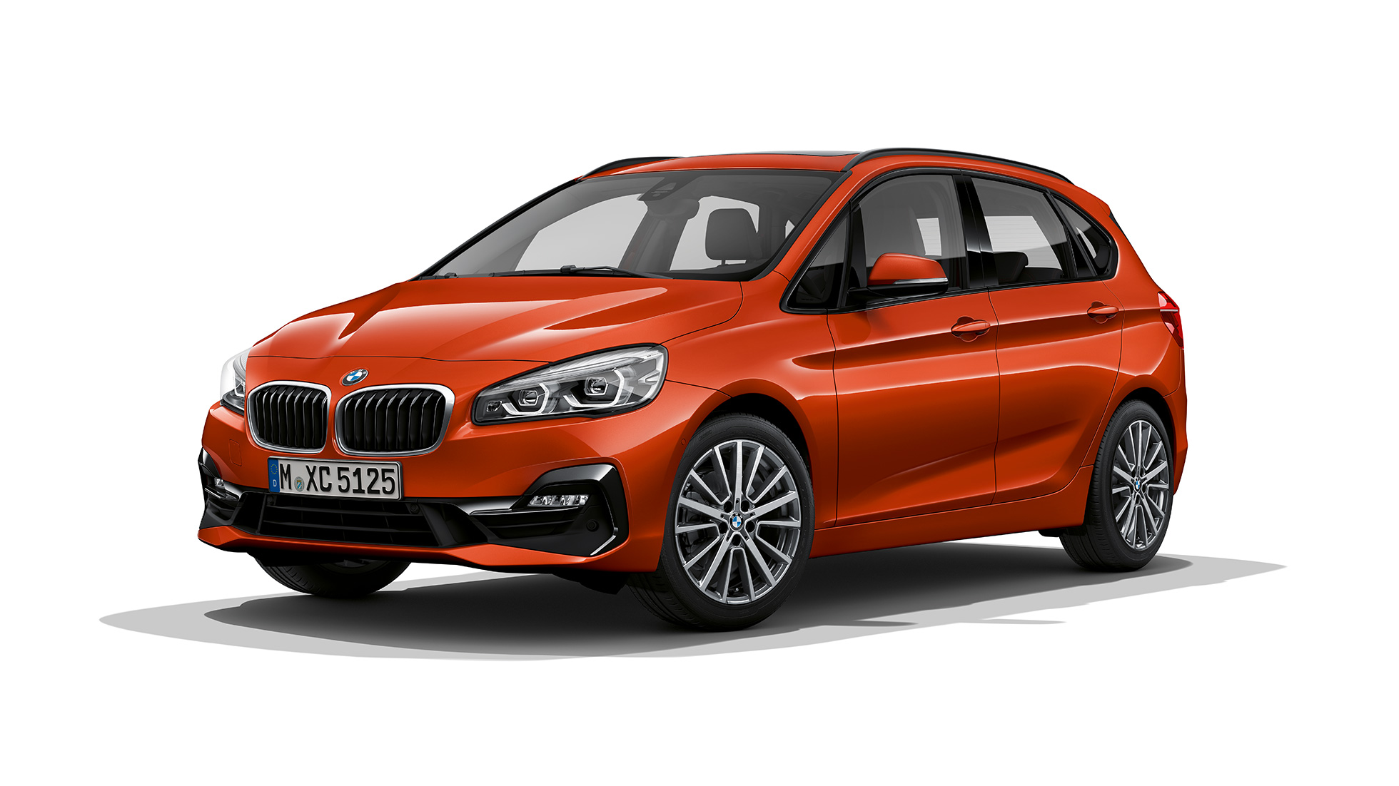 Predobočný pohľad BMW radu 2 Active Tourer Model Sport Line BMW radu 2 Active Tourer Model Sport Line 220i F45 metalíza Sunset Orange predobočný pohľad