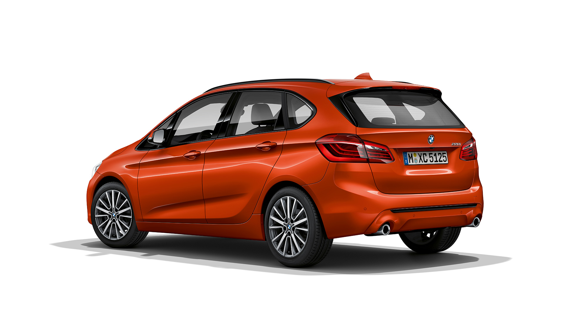 Zadobočný pohľad BMW radu 2 Active Tourer Model Sport Line BMW radu 2 Active Tourer Model Sport Line 220i F45 metalíza Sunset Orange zadobočný pohľad