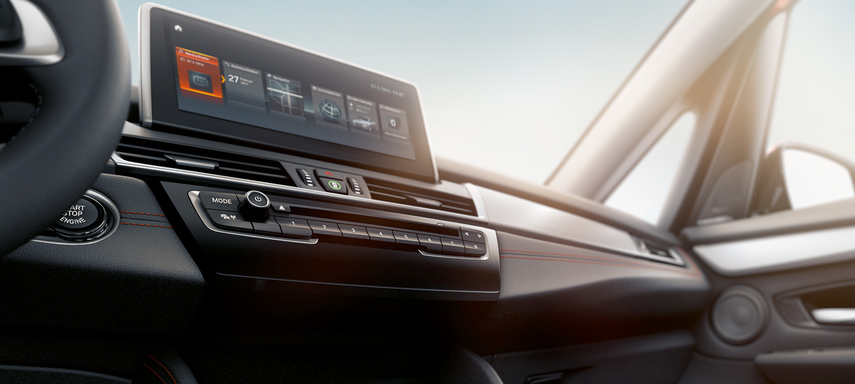 Displej systému iDrive BMW radu 2 Active Tourer Displej systému iDrive BMW radu 2 Active Tourer F45 2018 interiér