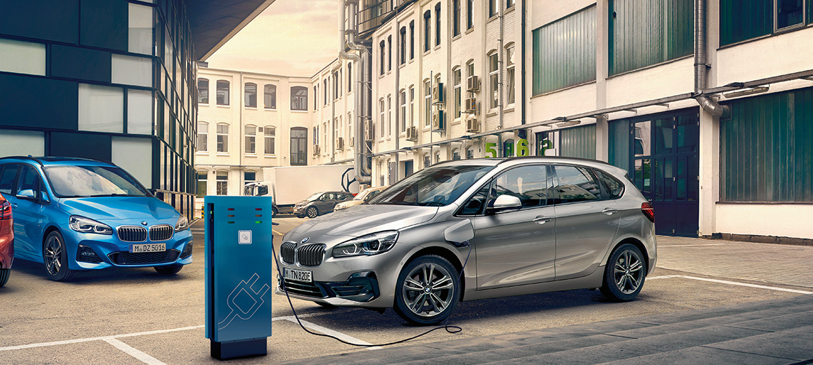 BMW 225xe Active Tourer BMW 225xe Active Tourer F45 statický záber na nabíjacej stanici