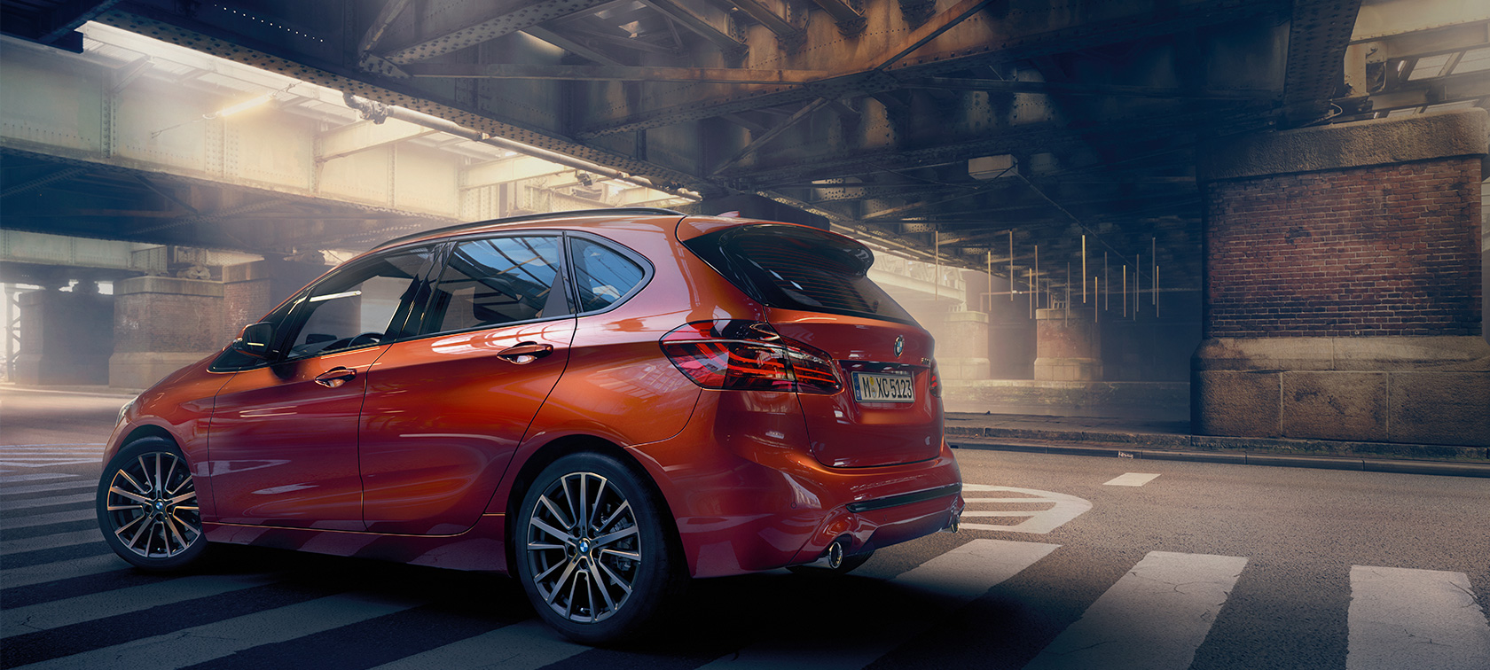 Bočný pohľad BMW radu 2 Active Tourer BMW radu 2 Active Tourer F45 metalíza Sunset Orange bočný pohľad statický záber v hale