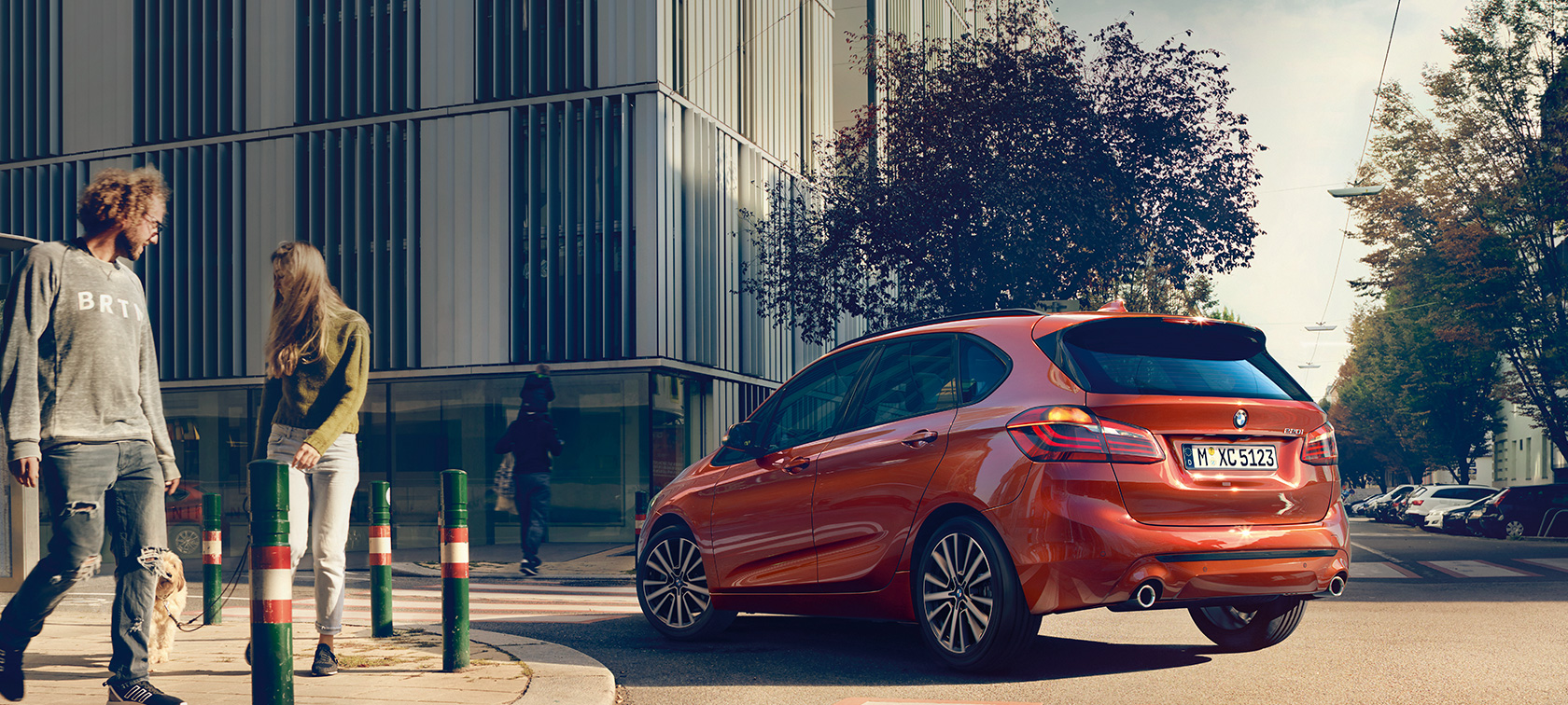 Zadobočný pohľad BMW radu 2 Active Tourer 220i BMW radu 2 Active Tourer 220i F45 metalíza Sunset Orange zadobočný pohľad jazdný záber na ceste