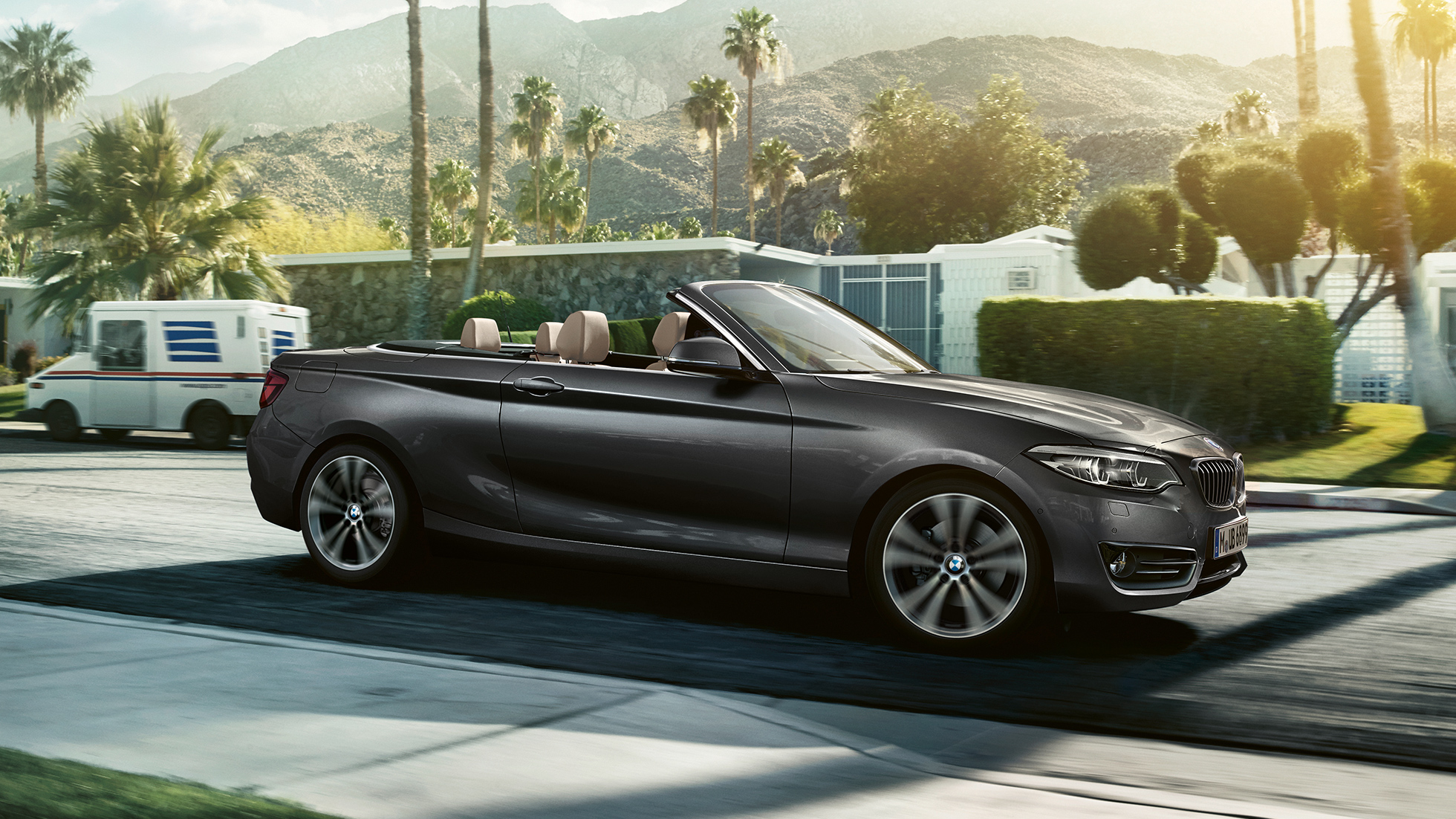 BMW radu 2 Cabrio, bočná snímka jazdiaceho auta BMW radu 2 Cabrio, bočná snímka jazdiaceho auta