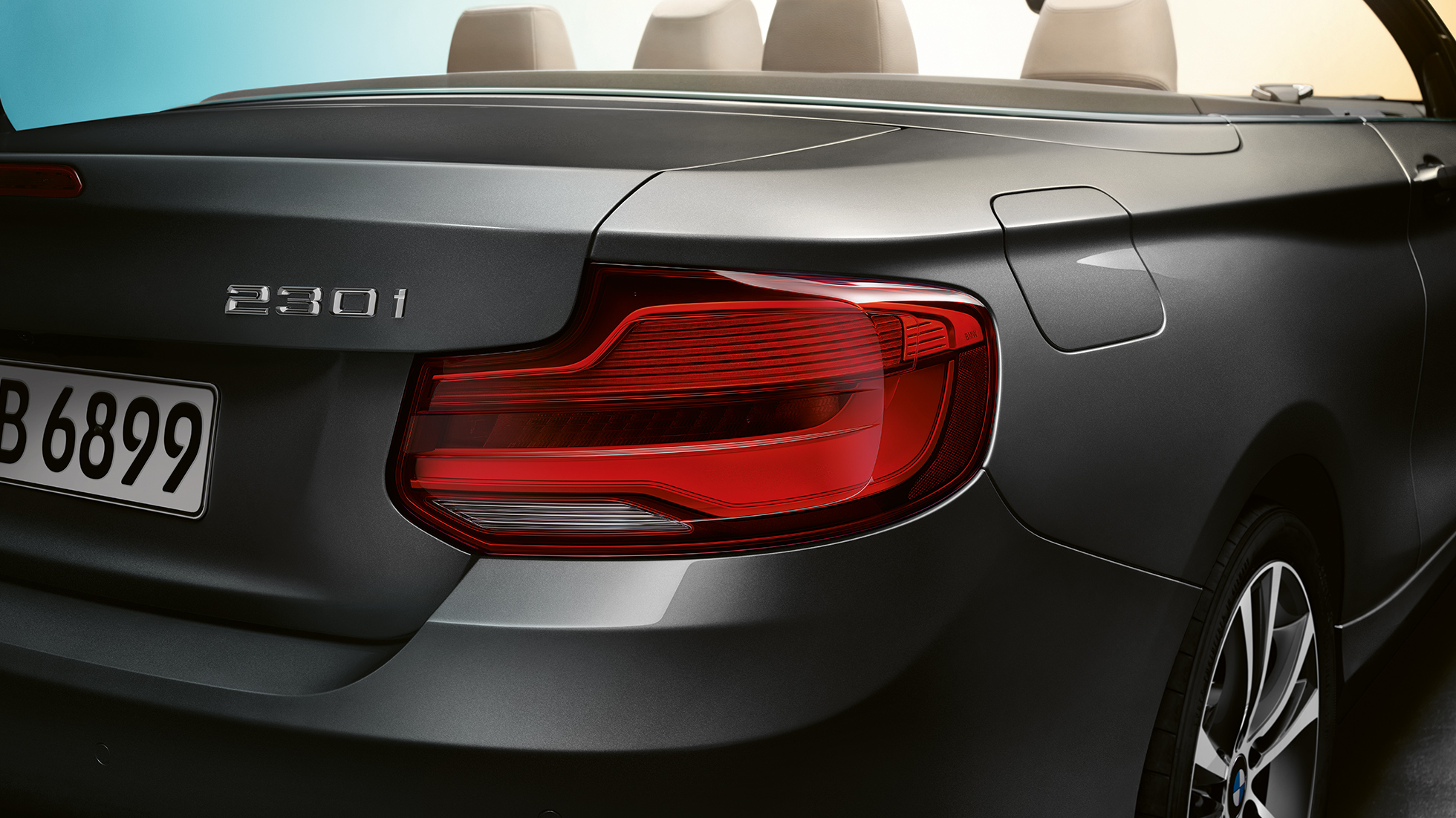 BMW radu 2 Cabrio, názov modelu na zadnej časti BMW radu 2 Cabrio, názov modelu na zadnej časti