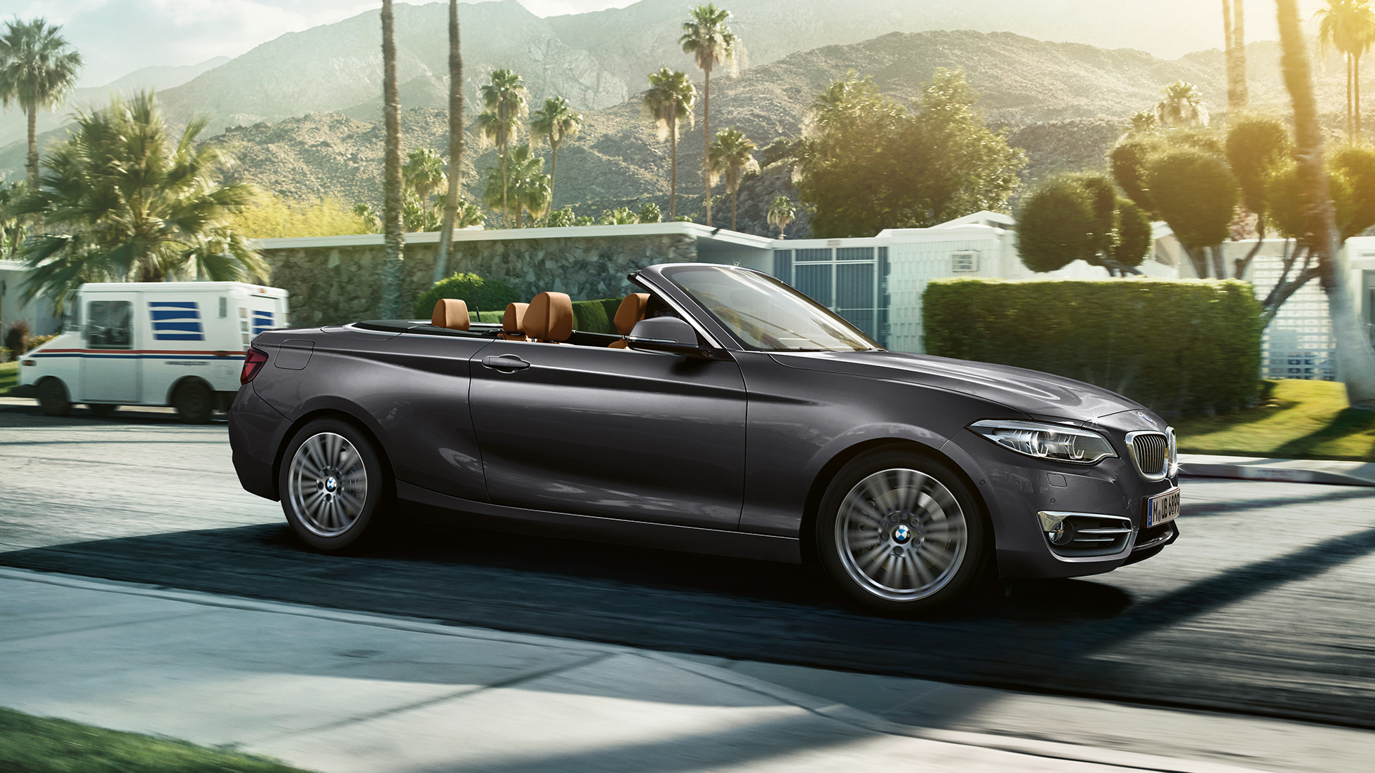 BMW radu 2 Cabrio, bočná snímka jazdiaceho auta BMW radu 2 Cabrio, bočná snímka jazdiaceho auta