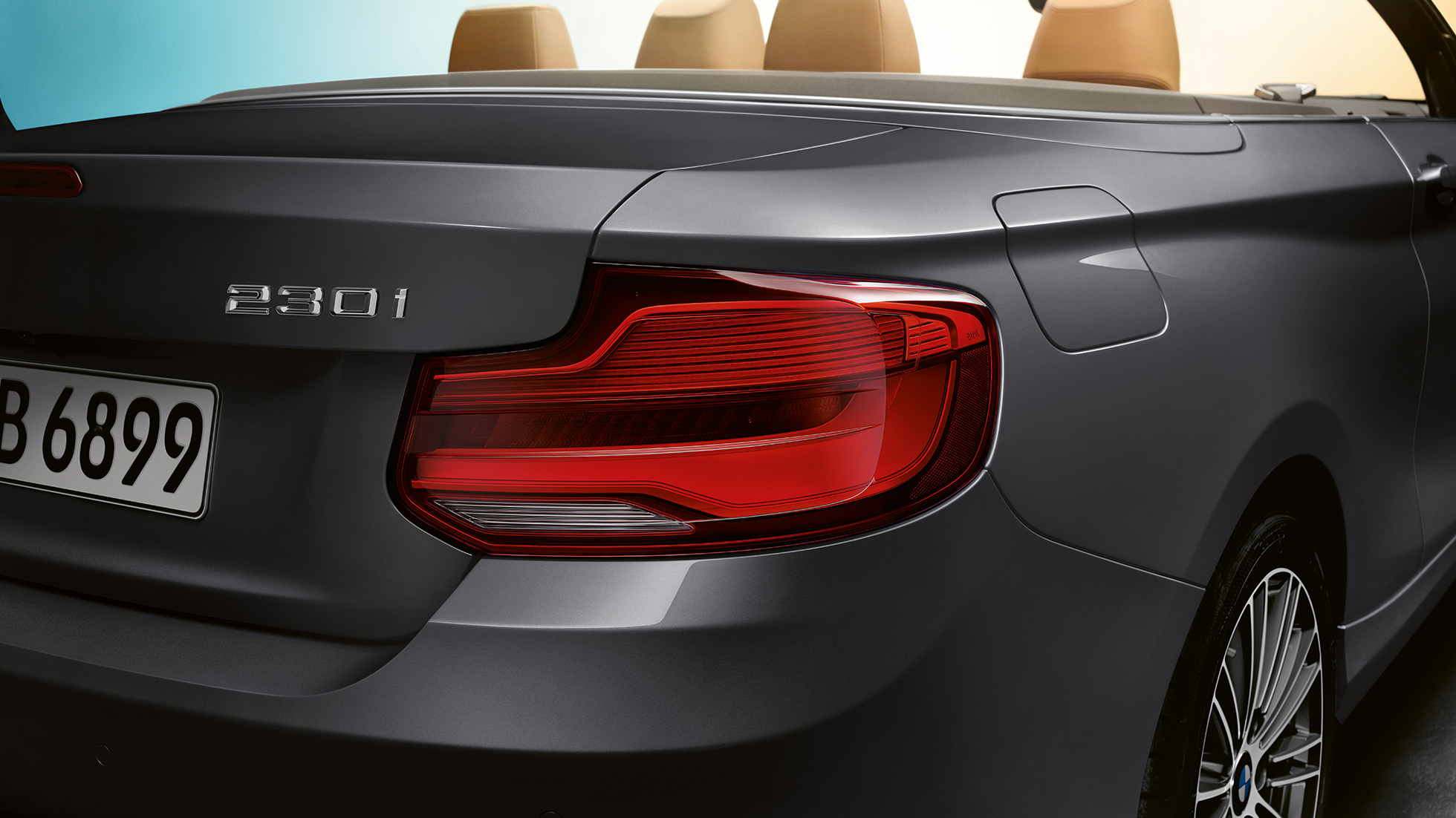 BMW radu 2 Cabrio, názov modelu na zadnej časti BMW radu 2 Cabrio, názov modelu na zadnej časti