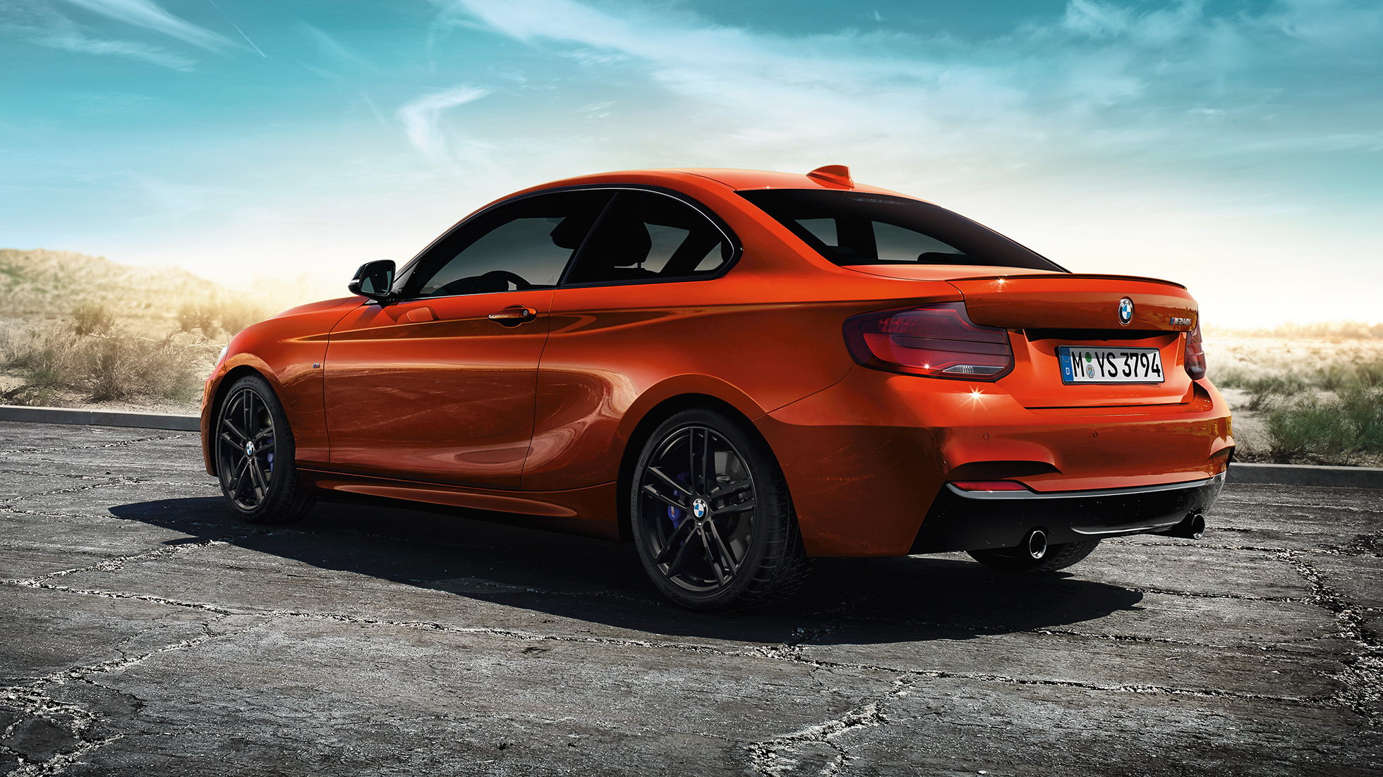 BMW radu 2 Coupé, trojštvrťový zadný pohľad BMW radu 2 Coupé, trojštvrťový zadný pohľad