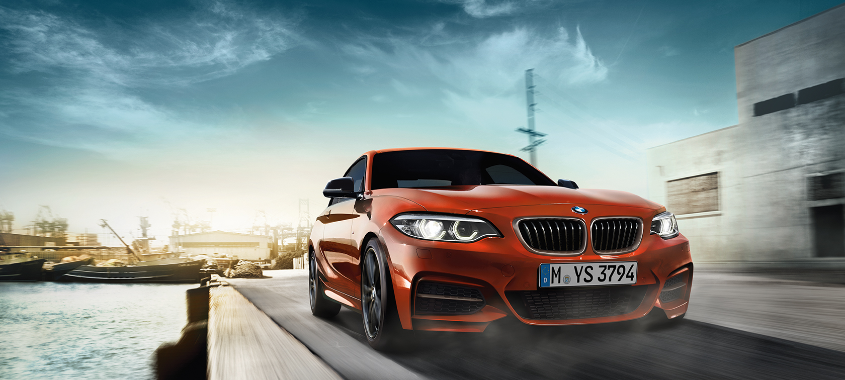 BMW radu 2 Coupé, trojštvrťový predný pohľad na vozidlo v pohybe BMW radu 2 Coupé, trojštvrťový predný pohľad na vozidlo v pohybe