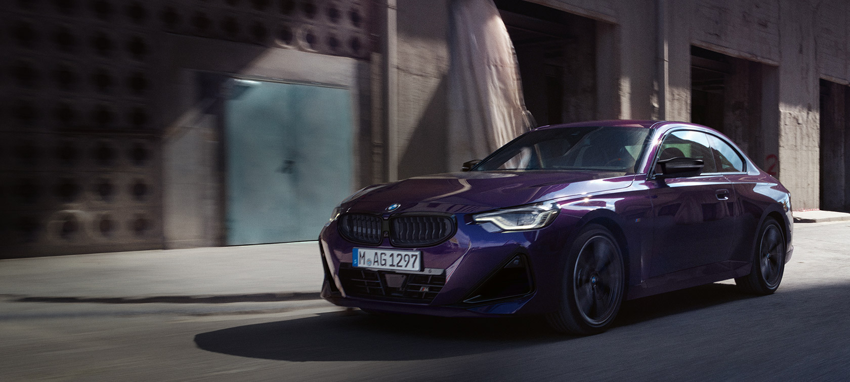 BMW radu 2 Coupé G42 2024 metalíza Thundernight predobočný pohľad jazdný