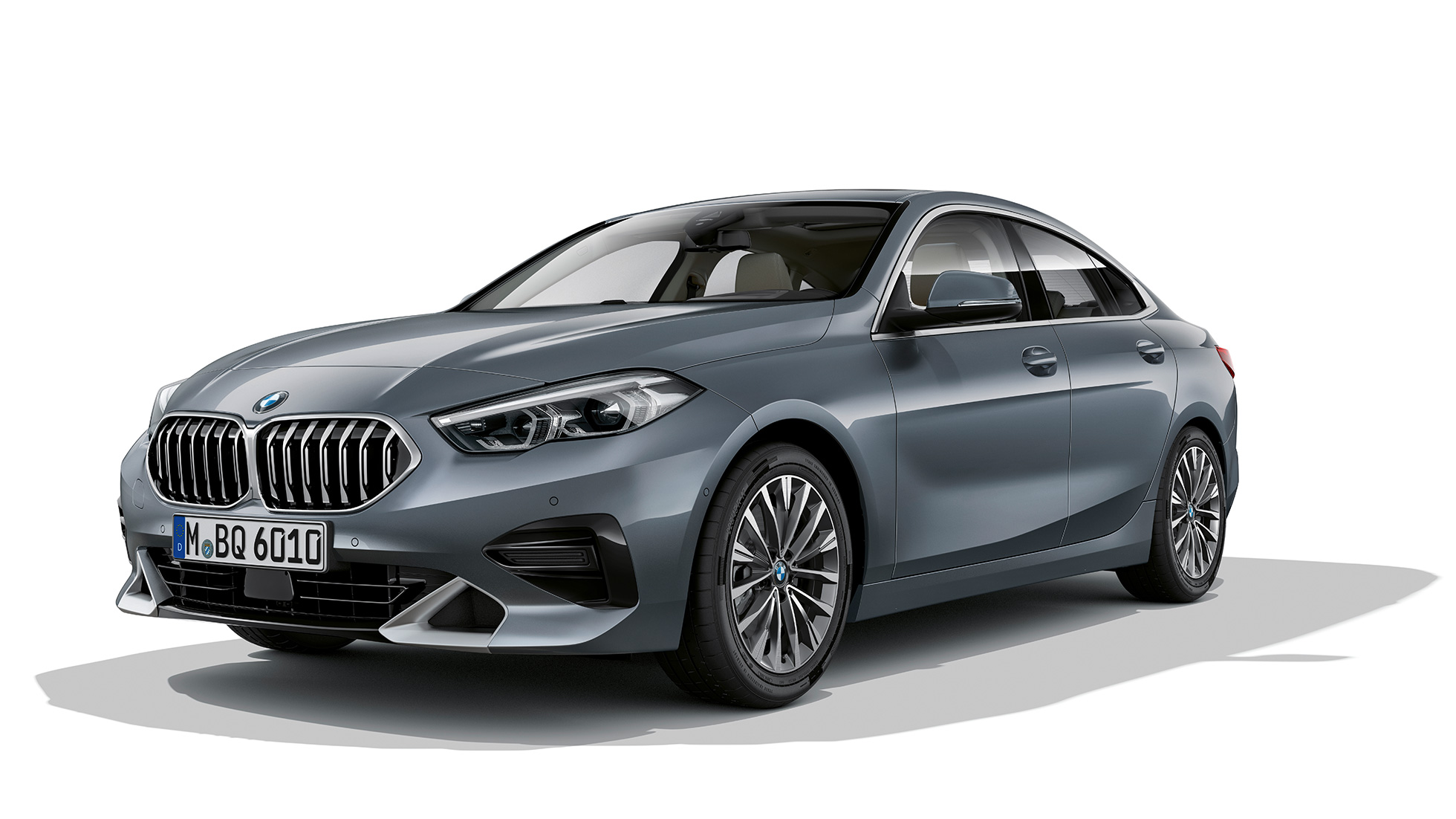 BMW dvojitá mriežka chladiča BMW radu 2 Gran Coupé Model Luxury Line BMW dvojitá mriežka chladiča BMW radu 2 Gran Coupé Model Luxury Line v metalickej farbe Storm Bay F44 trojštvrťový predný pohľad