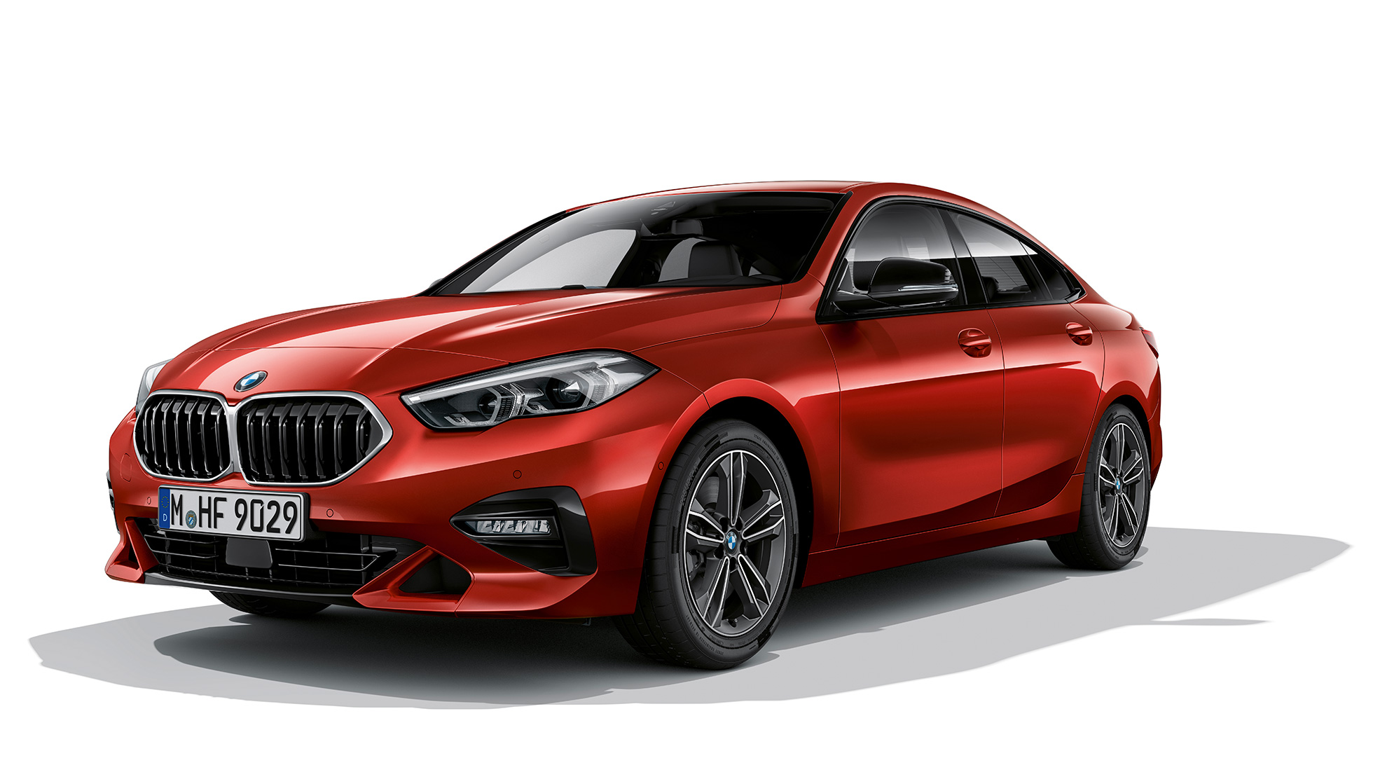 BMW dvojitá mriežka chladiča BMW radu 2 Gran Coupé Model Sport Line BMW dvojitá mriežka chladiča v chrómovom prevedení BMW radu 2 Gran Coupé Model Sport Line vo farbe Melbourne Red F44 trojštvrťový bočný pohľad