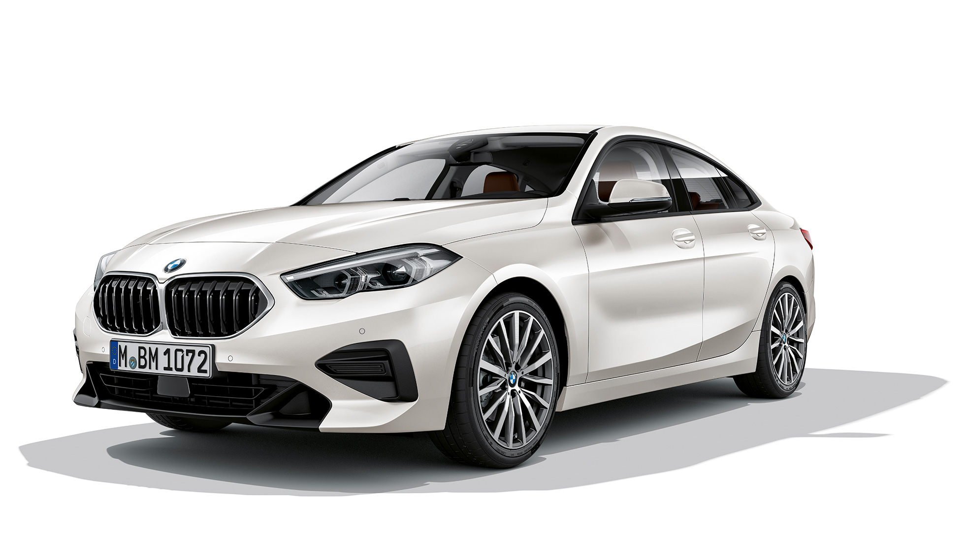 BMW dvojitá mriežka chladiča BMW radu 2 Gran Coupé Model Advantage BMW dvojitá mriežka chladiča BMW radu 2 Gran Coupé Model Advantage vo farbe Mineral White F44 trojštvrťový predný pohľad