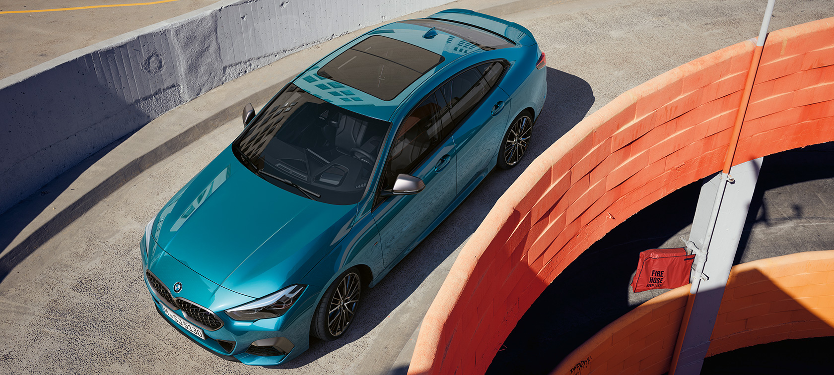 BMW radu 2 Gran Coupé s panoramatickou sklenenou strechou BMW radu 2 Gran Coupé s Panoramatickou sklenenou strechou v metalickej farbe Snapper Rocks Blue F44 pohľad z vtáčej perspektívy