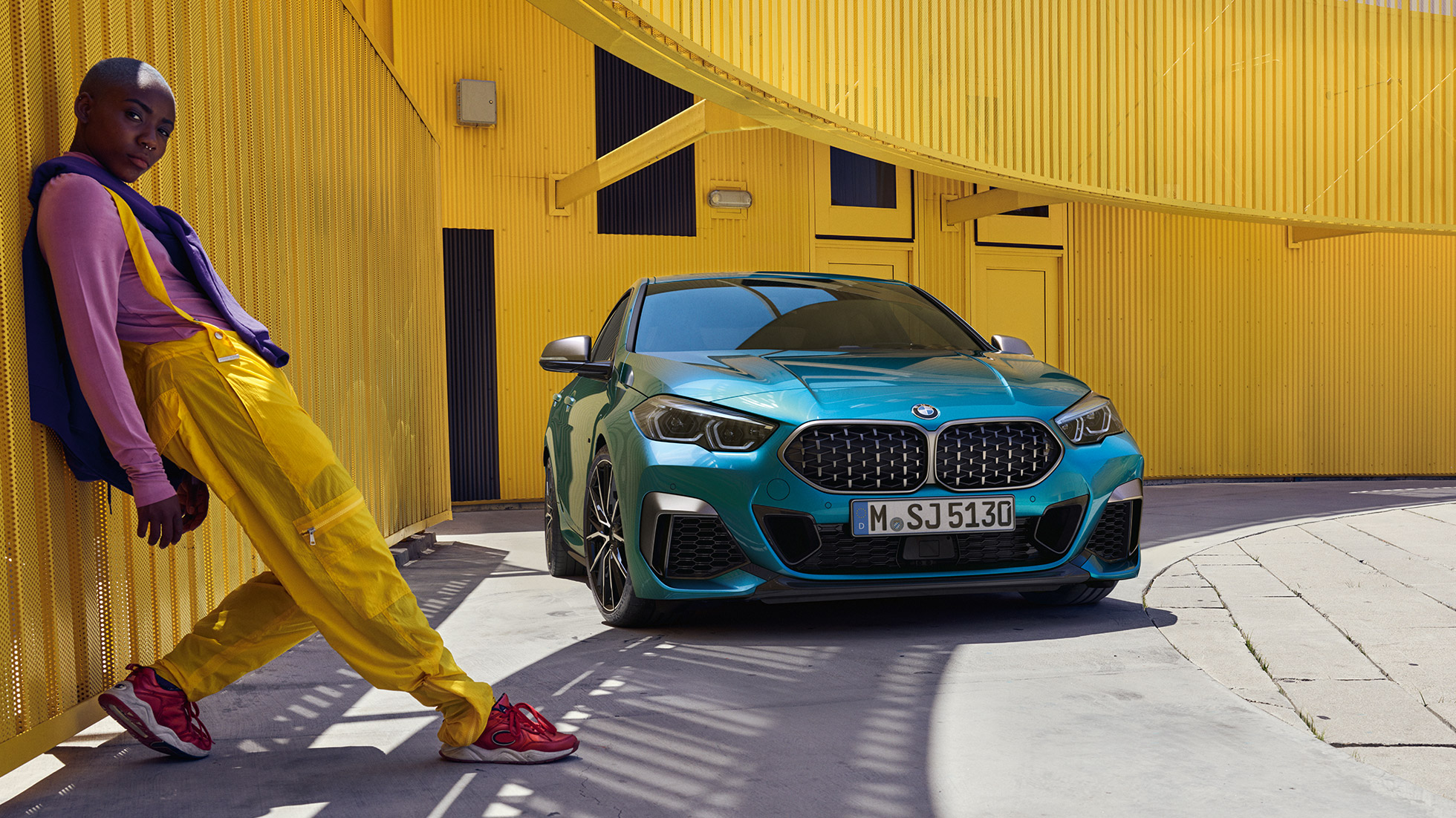 Predná časť BMW radu 2 Gran Coupé BMW radu 2 Gran Coupé s dvojitou mriežkou chladiča v sieťovom dizajne a metalickej farbe Snapper Rocks Blue F44 trojštvrťový predný pohľad