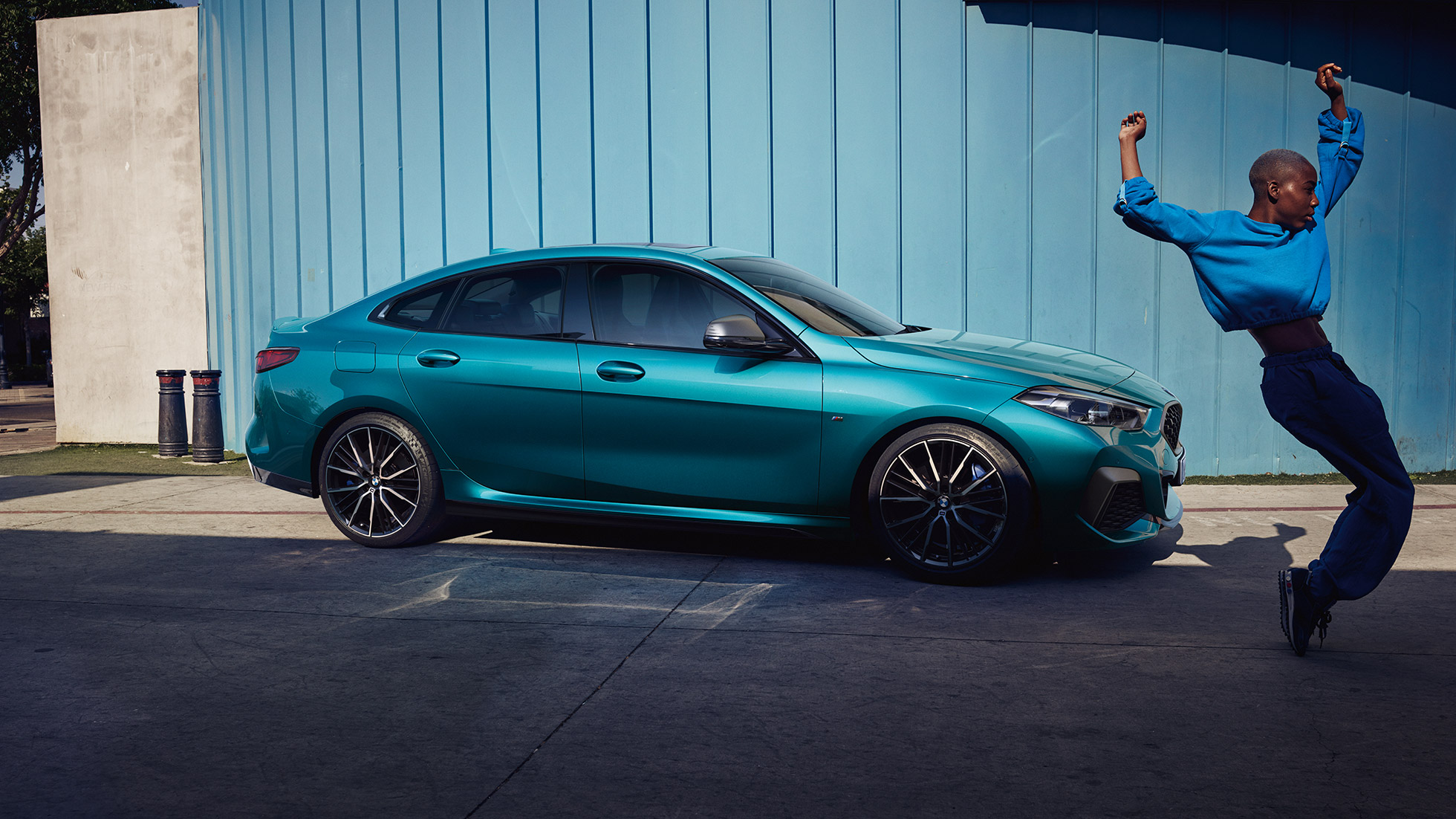 Atraktívne silueta coupé BMW radu 2 Gran Coupé Atraktívne silueta coupé BMW radu 2 Gran Coupé v metalickej farbe Snapper Rocks Blue F44 bočný pohľad
