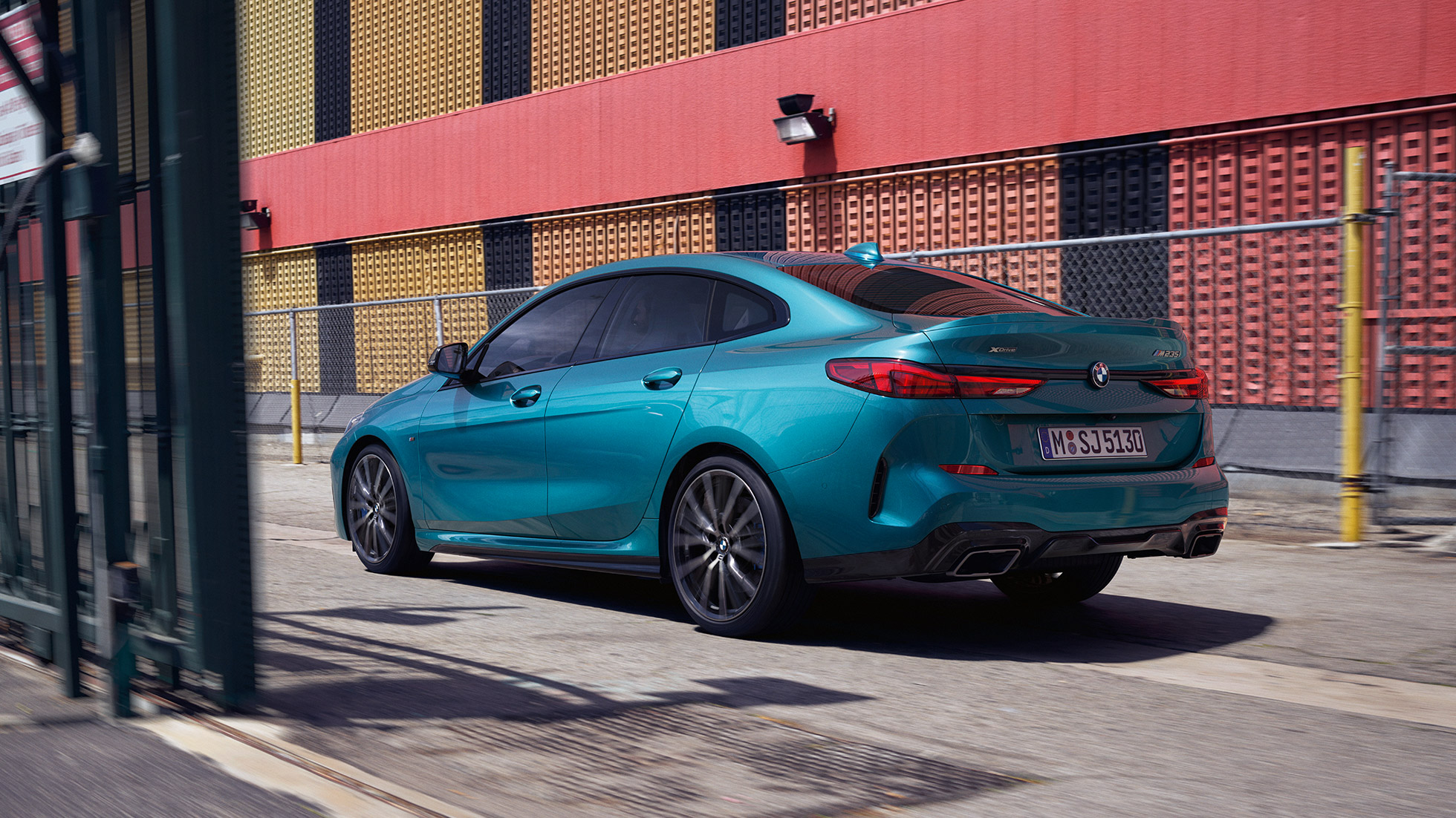 Progresívny dizajn BMW radu 2 Gran Coupé Progresívny dizajn BMW radu 2 Gran Coupé v metalickej farbe Snapper Rocks Blue F44 trojštvrťový bočný pohľad
