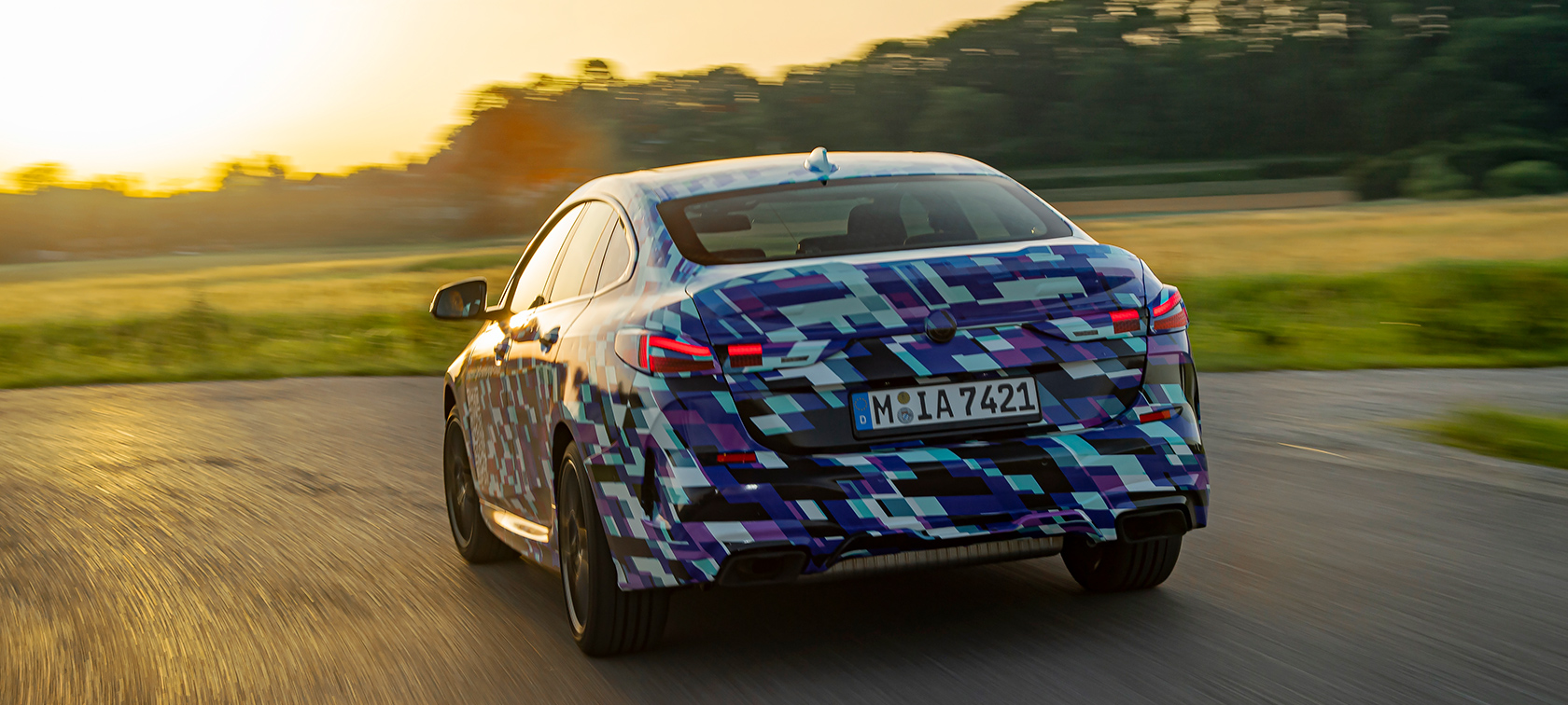 Svetová premiéra BMW radu 2 Gran Coupé Svetová premiéra BMW radu 2 Gran Coupé F44 2020 prototyp, trojštvrťový zadný pohľad