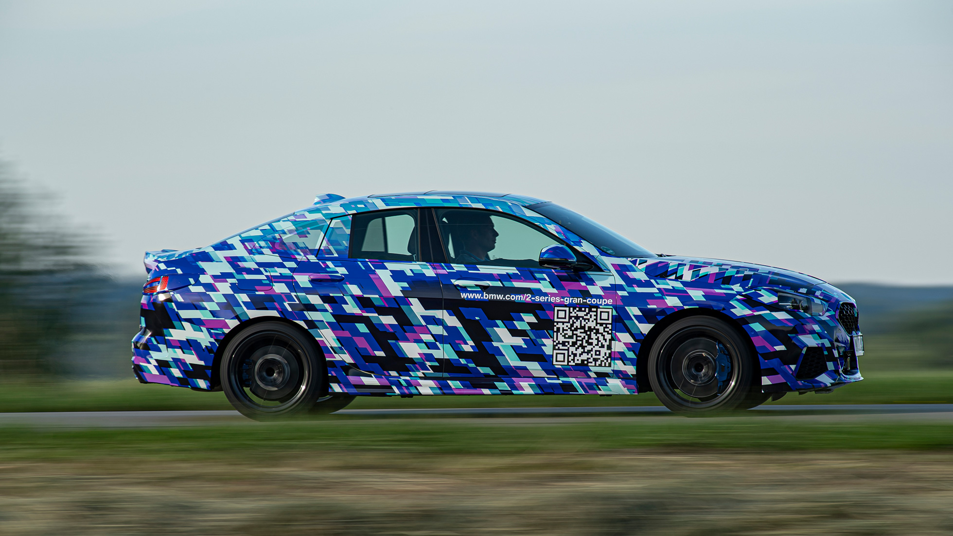 Silueta coupé BMW radu 2 Gran Coupé BMW radu 2 Gran Coupé F44 2020 bočný pohľad na prototyp