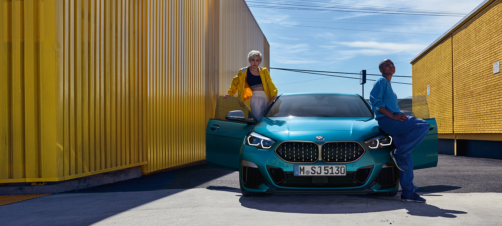 BMW radu 2 Gran Coupé F44, predný pohľad BMW radu 2 Gran Coupé F44 Snapper Rocks Blue, predný pohľad s otvorenými dverami a dvoma osobami