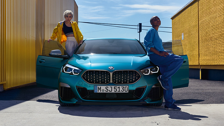 BMW radu 2 Gran Coupé F44, predný pohľad BMW radu 2 Gran Coupé F44 Snapper Rocks Blue, predný pohľad s otvorenými dverami a dvoma osobami