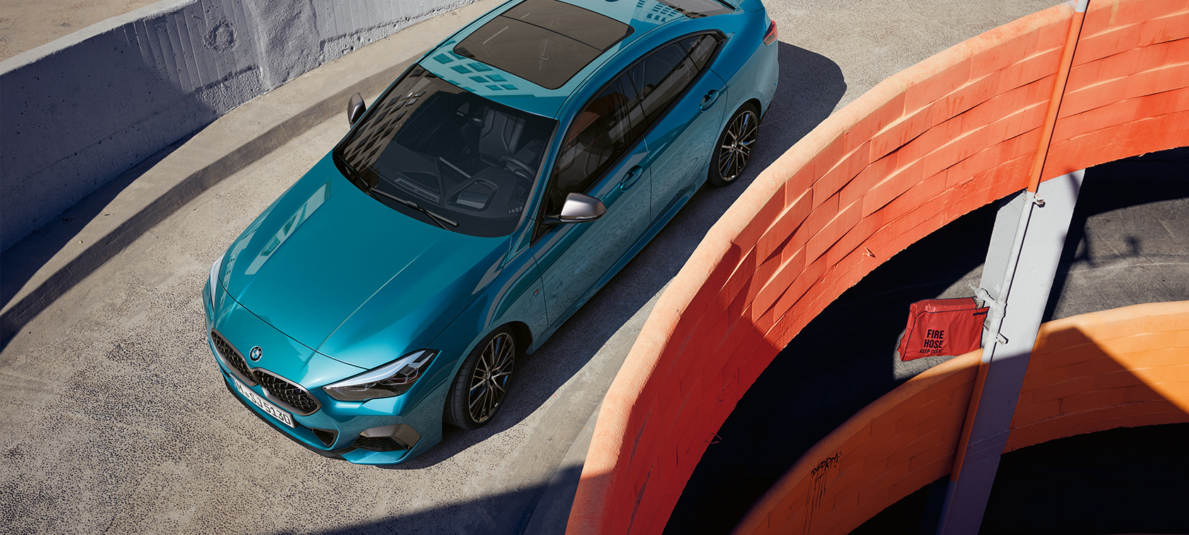 BMW radu 2 Gran Coupé F44, predobočný pohľad zhora BMW radu 2 Gran Coupé F44 metalíza Snapper Rocks Blue predobočný pohľad zhora strecha