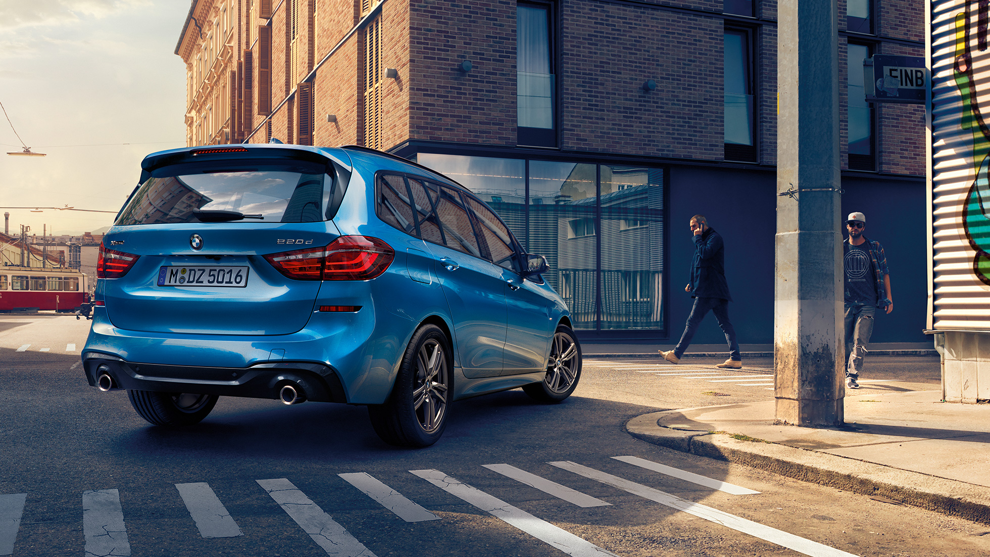 Exteriér BMW radu 2 Gran Tourer Exteriér BMW radu 2 Gran Tourer 220d xDrive F46 2018 metalíza Estoril Blue zadobočný pohľad jazdný záber v meste