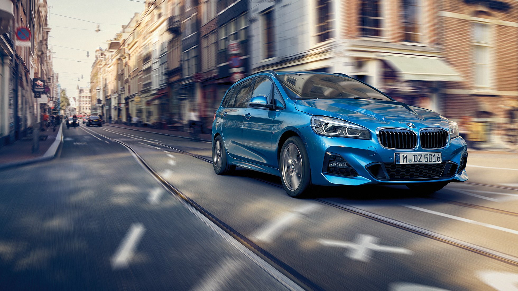 Jazdná dynamika BMW radu 2 Gran Tourer Jazdná dynamika BMW radu 2 Gran Tourer F46 2018 metalíza Estoril Blue predobočný pohľad jazdný záber v meste