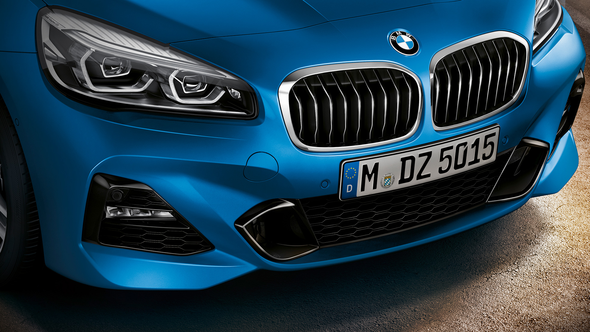Obličky BMW radu 2 Gran Tourer Obličky BMW radu 2 Gran Tourer F46 2018 metalíza Estoril Blue detailný predný pohľad