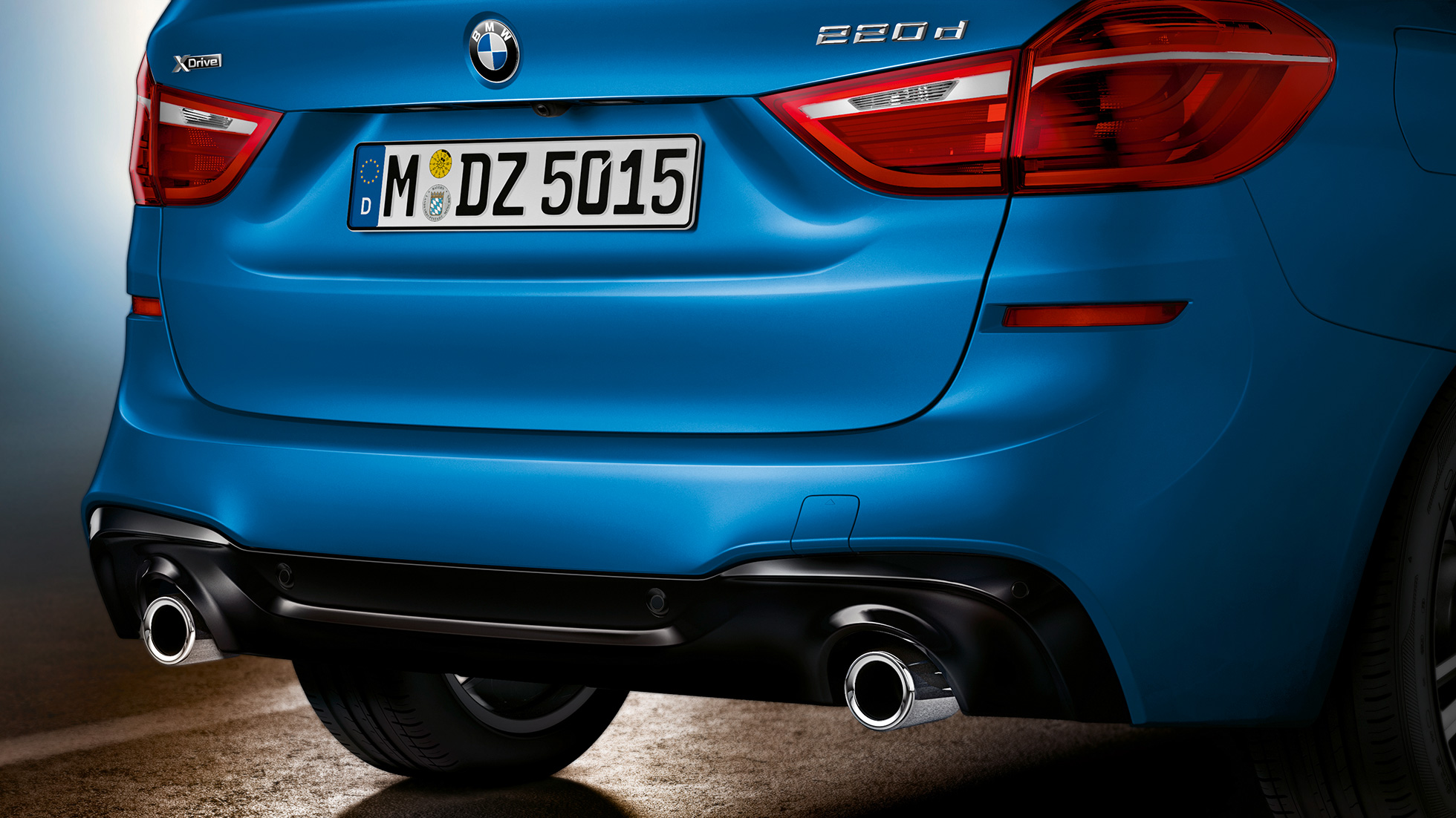 Zadná časť BMW radu 2 Gran Tourer Zadná časť BMW radu 2 Gran Tourer F46 2018 metalíza Estoril Blue detailný zadný pohľad