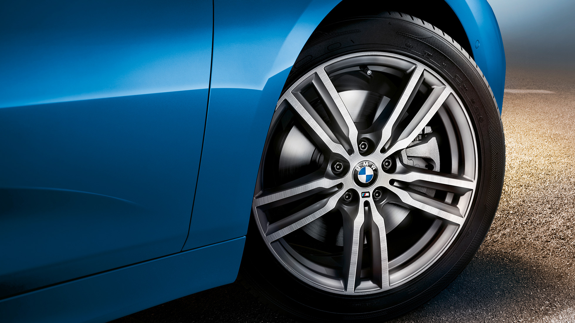 Disky z ľahkej zliatiny BMW radu 2 Gran Tourer Disky z ľahkej zliatiny BMW radu 2 Gran Tourer F46 2018 metalíza Estoril Blue detailný pohľad
