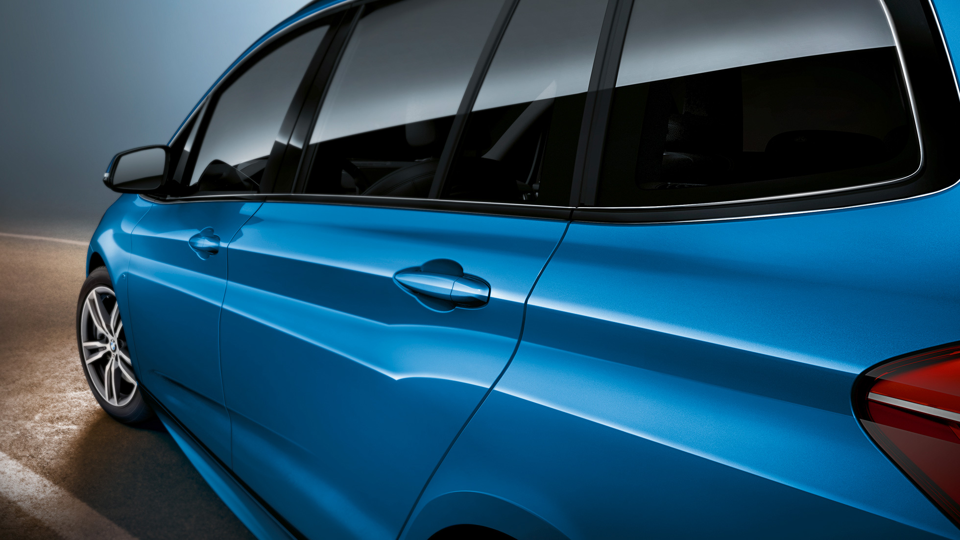 Bočná časť BMW radu 2 Gran Tourer Bočná časť BMW radu 2 Gran Tourer F46 2018 metalíza Estoril Blue detailný pohľad